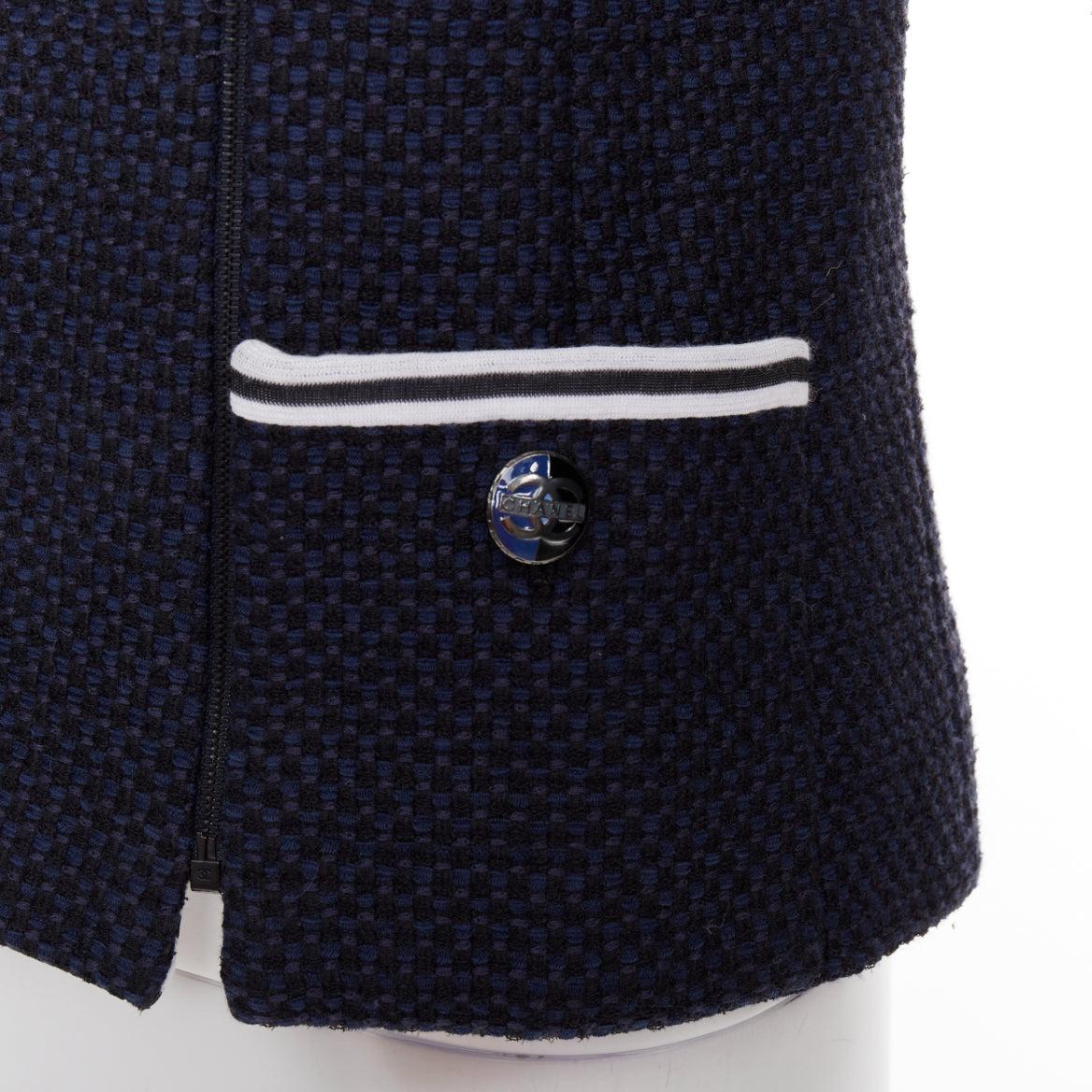 CHANEL 2017 navy weiß schwarz gestreifte nautische Kragen gewebte Jacke FR34 XS
Referenz: ZETO/A00002
Marke: Chanel
Designer: Karl Lagerfeld
Collection: 2017 Frühling
MATERIAL: Baumwolle, Gemisch
Farbe: Marineblau, Weiß
Muster: Gestreift
Verschluss: