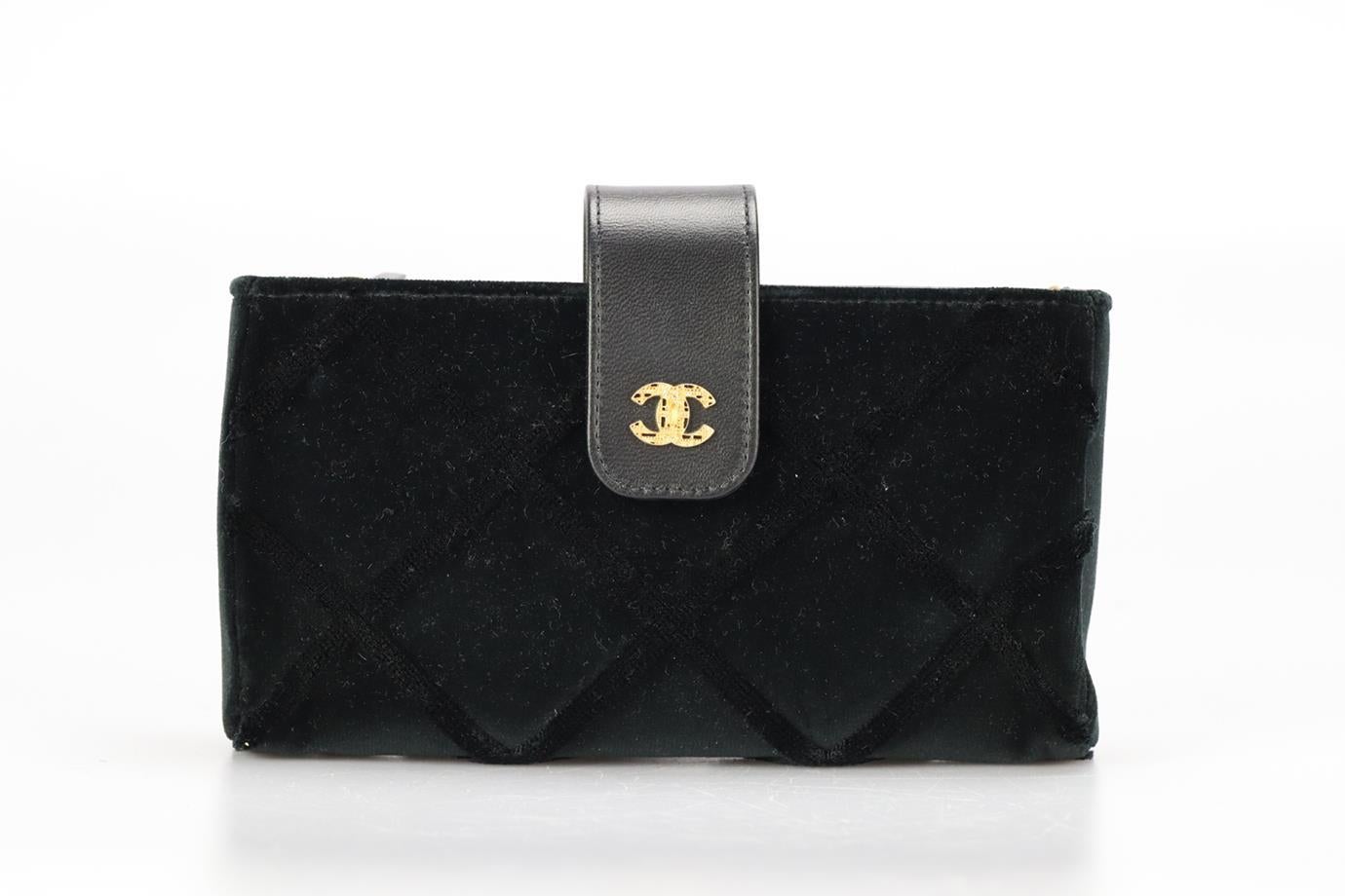 Chanel 2017 O-phone Holder Large Velvet Shoulder Bag. Noir. Fermeture à glissière - Haut. Livré avec - carte d'authenticité. Il n'est pas accompagné d'un sac à poussière ou d'une boîte. Hauteur : 4 in. Largeur : 7.2 in. Profondeur : 1.9 in. Longueur