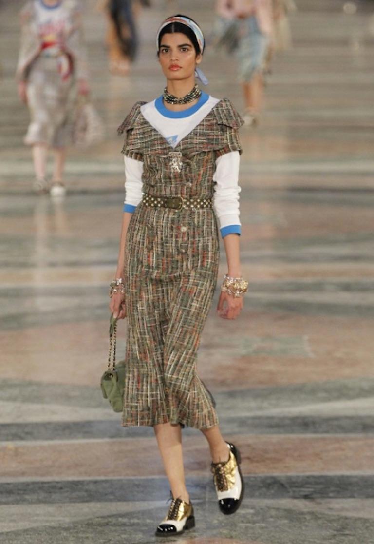 Das perfekte Kleid für die ultimative Chanel-Liebhaberin! CIRCA 2017 aus der Paris-Cuba Resort-Kollektion von Chanel. Dieses wunderschöne Kleid aus olivgrünem und mehrfarbigem Tweed verfügt über einen schulterfreien Kragen- und Stehkragenausschnitt,