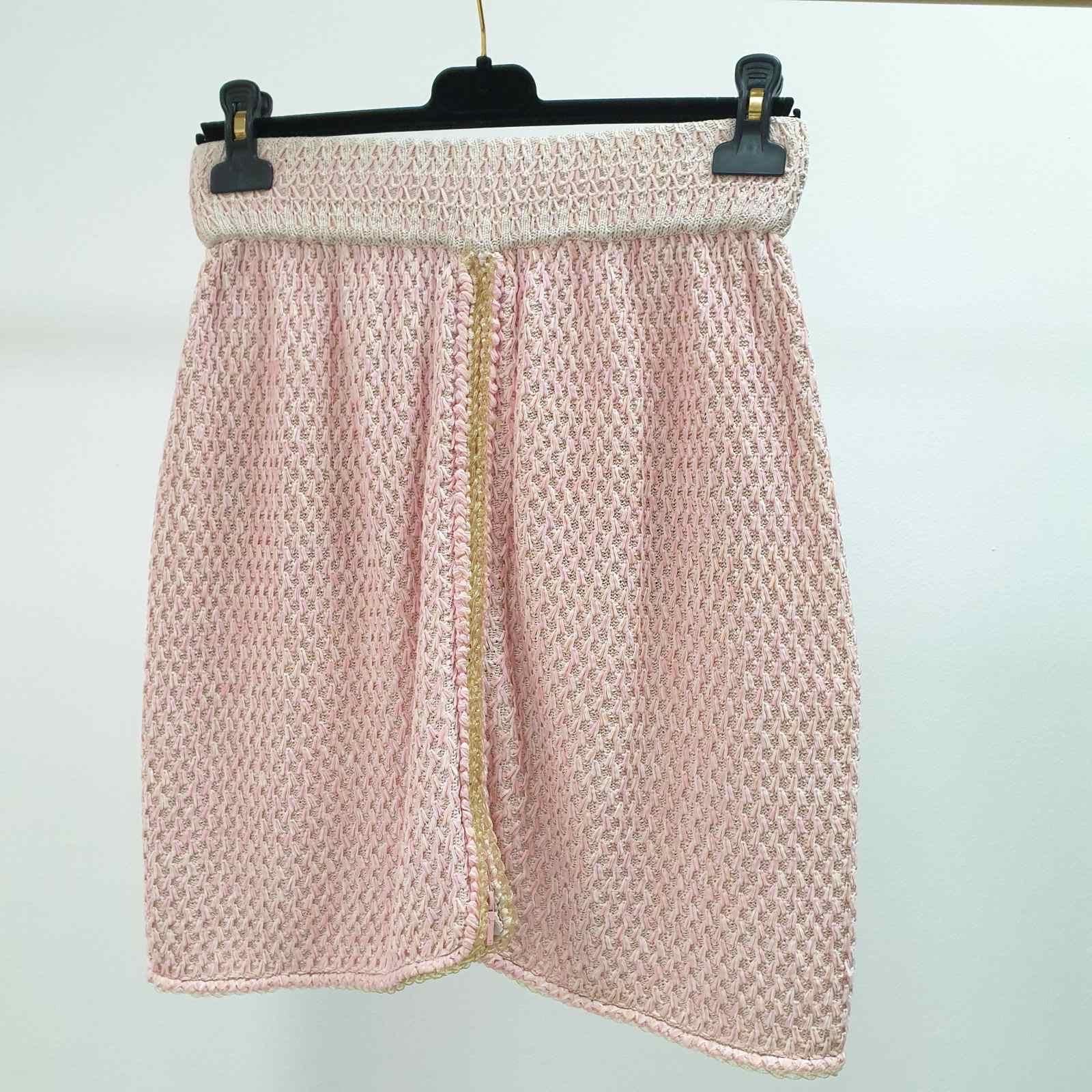Chanel Pink Knitted Flare Mini Skirt.

Size 38

Very good condition