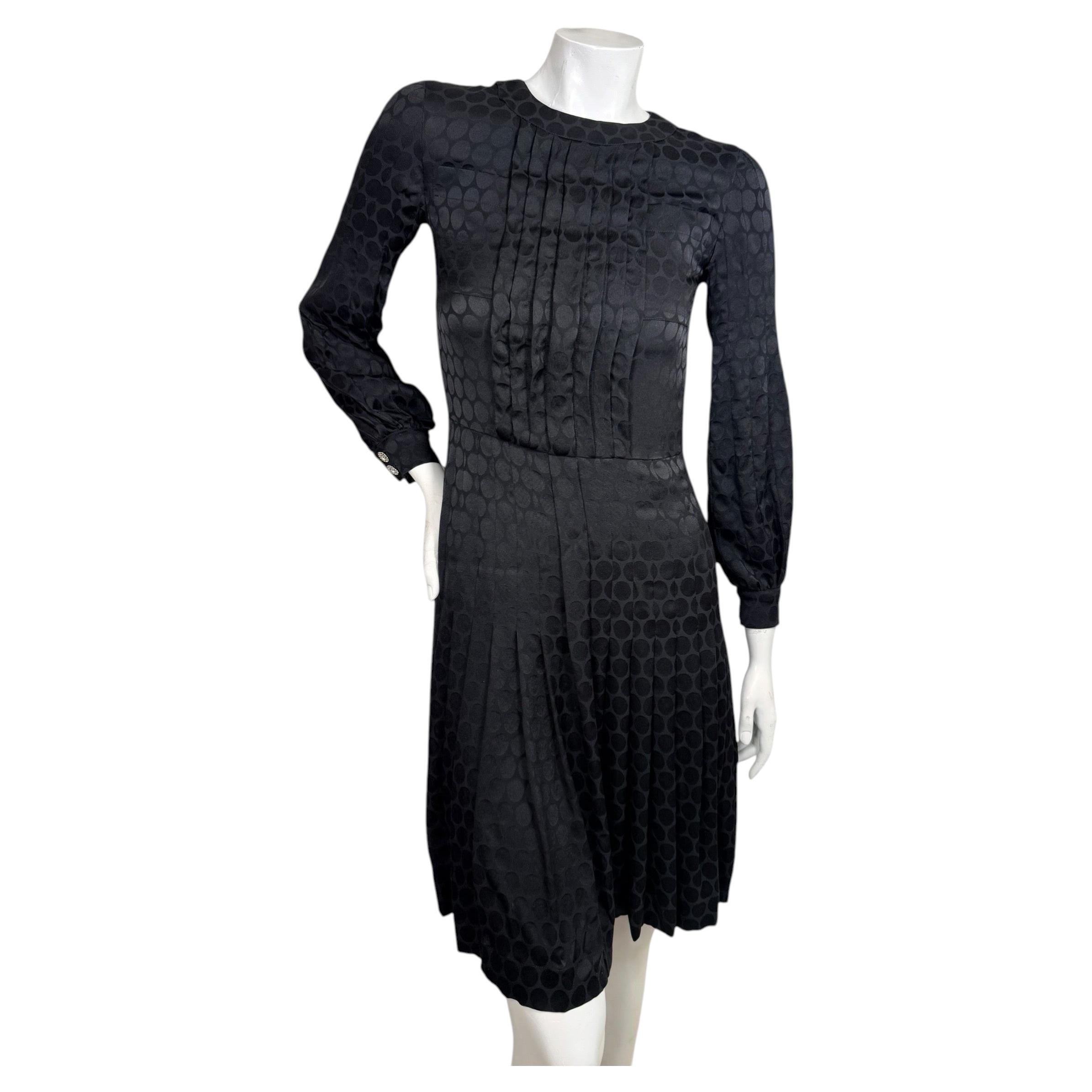 Robe plissée en jacquard de soie noire Chanel, collection pré-printemps 2017, avec boutons en forme de lion, taille FR 34 en vente