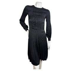 Vestido plisado de jacquard de seda negro de Chanel, colección Pre-Primavera 2017, con botones de león, talla FR 34
