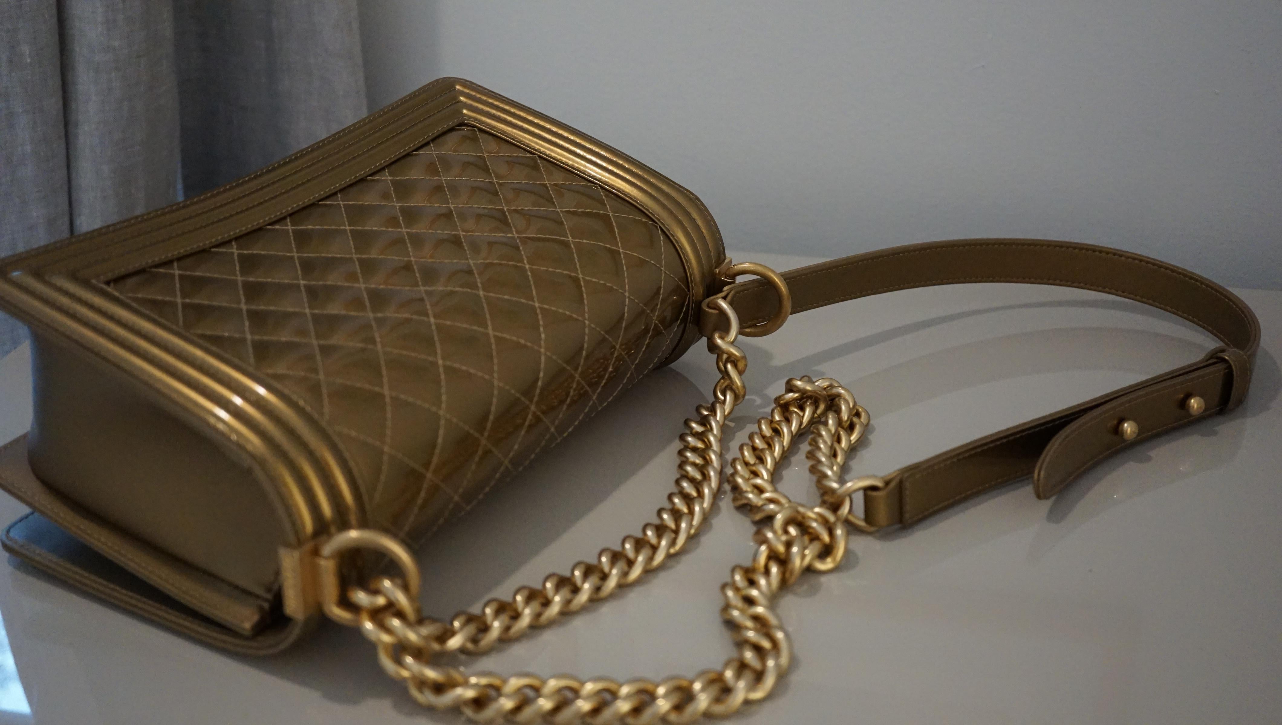 Chanel 2017 Rara Edición Limitada Oro Metalizado Antiguo Bolso Crossbody Mediano Niño en venta 8