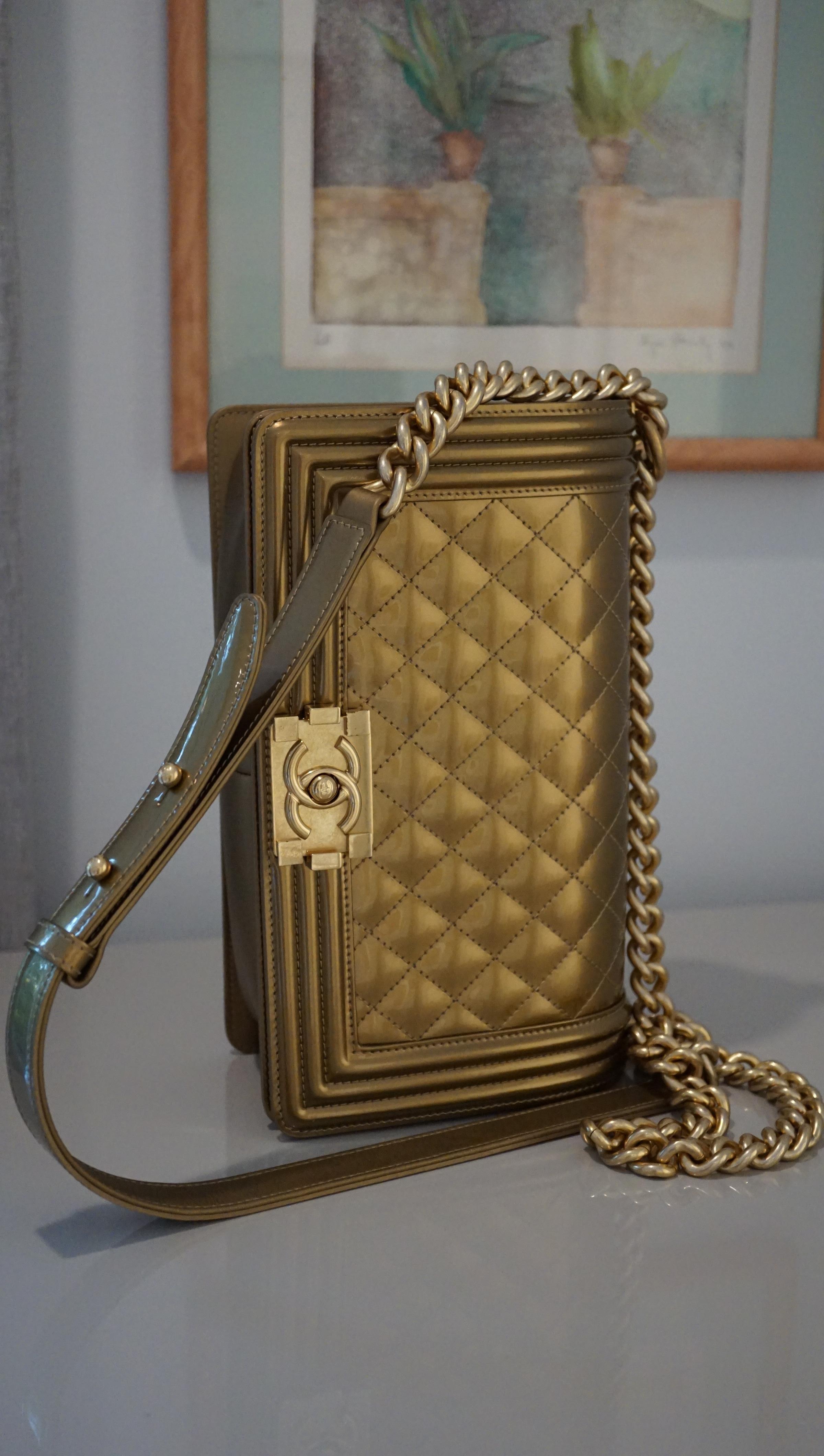 Chanel 2017 Rara Edición Limitada Oro Metalizado Antiguo Bolso Crossbody Mediano Niño en venta 9
