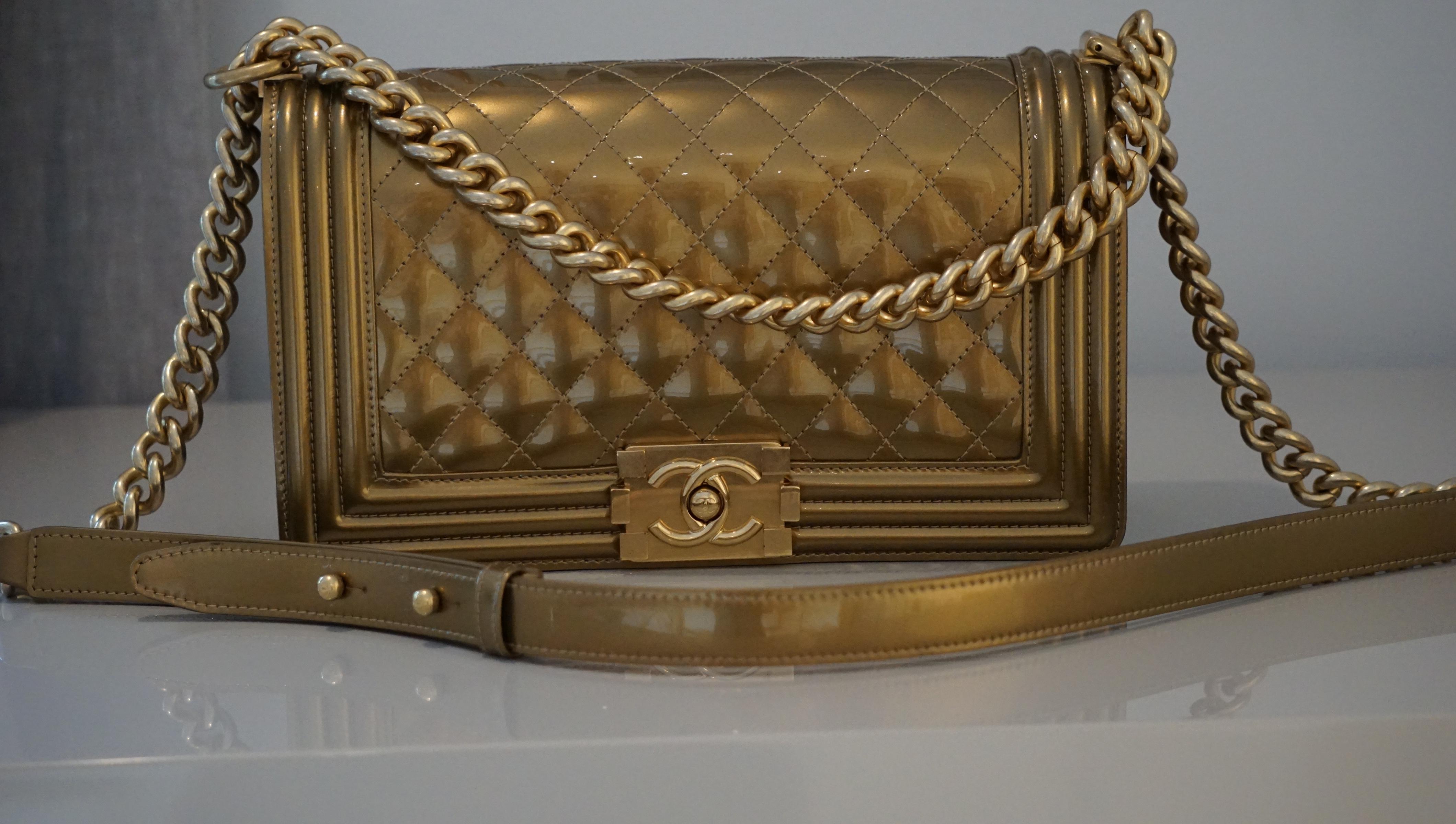 Chanel 2017 Rara Edición Limitada Oro Metalizado Antiguo Bolso Crossbody Mediano Niño en venta 1