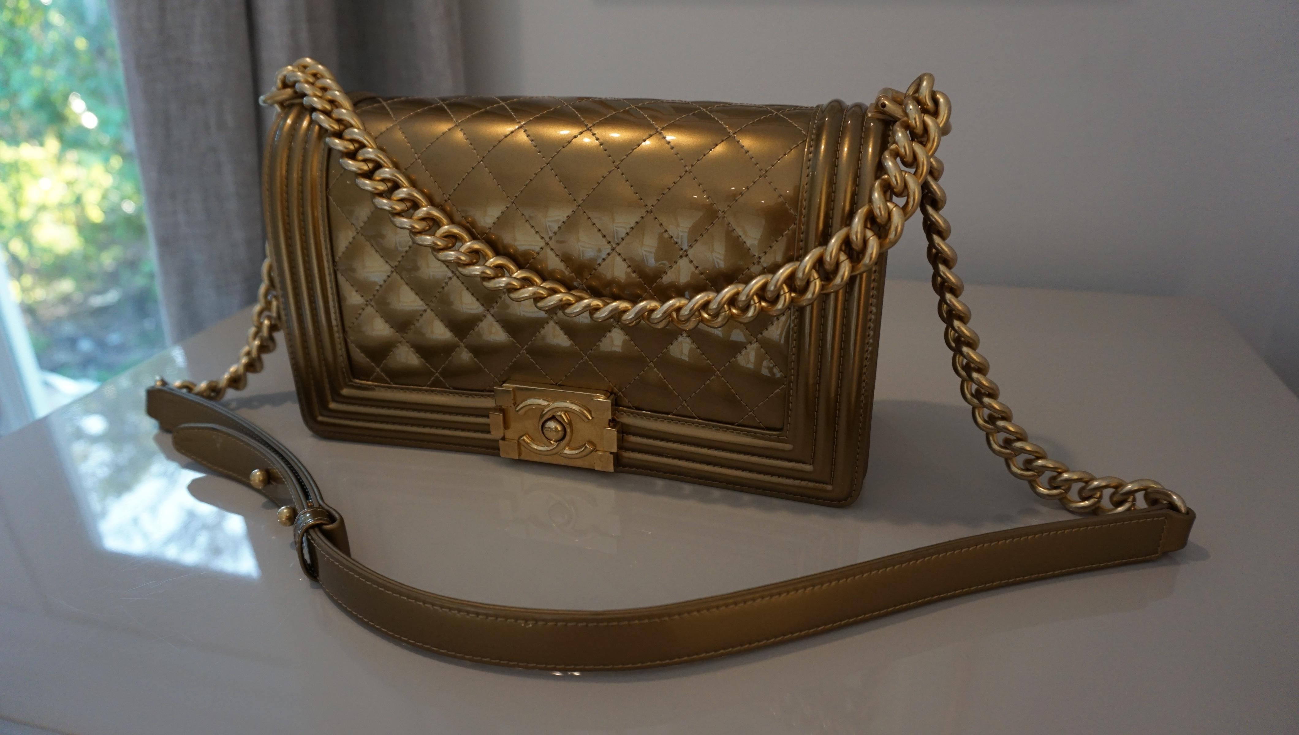 Chanel 2017 Rara Edición Limitada Oro Metalizado Antiguo Bolso Crossbody Mediano Niño en venta 2