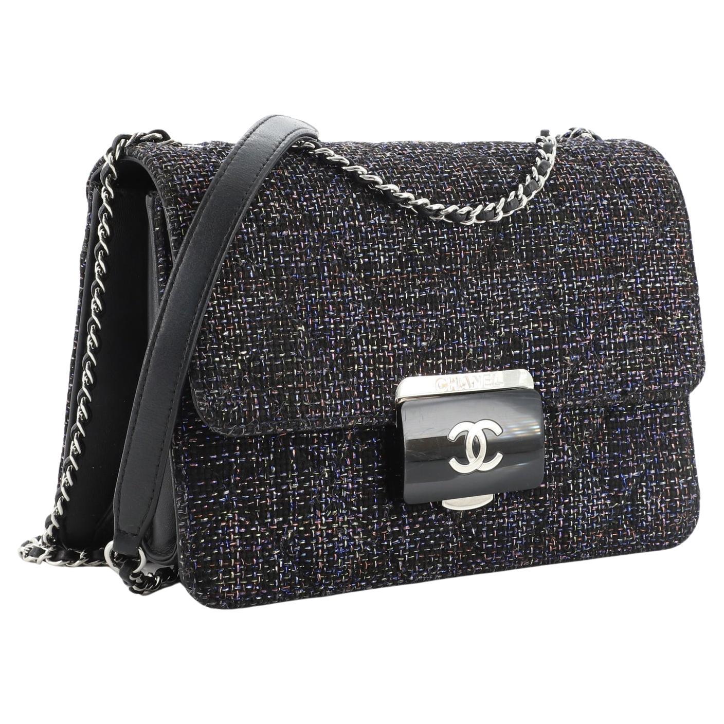 Chanel 2017  Seltene mehrfarbige schwarze Tweed-Lammfell-Klappentasche mit gestepptem Schönheitsschloss im Angebot