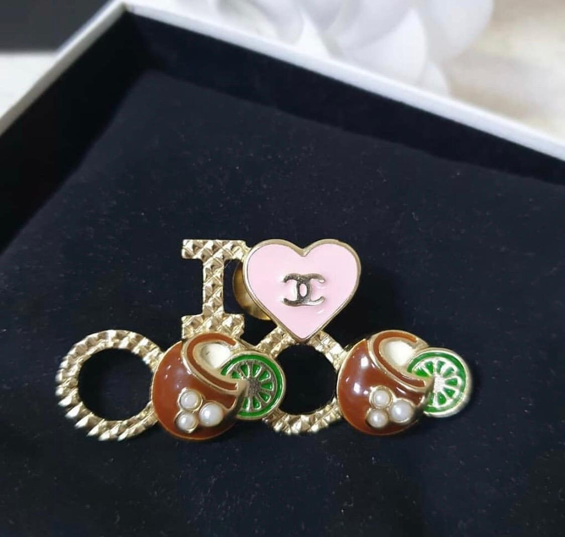 
Limited edition, very cute and fun I love coco (nut tree) pin

So fun and so versatile you can put it on a blazer to instantly up a notch, put it on a tee, or on a plain dress and just play with it, or add a few to make it your own.


Completely 