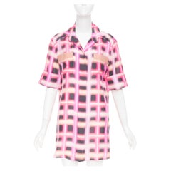 CHANEL 2017 Défilé : robe-chemisier droite en soie à carreaux rose fluo et motifs graffiti numériques, taille FR38