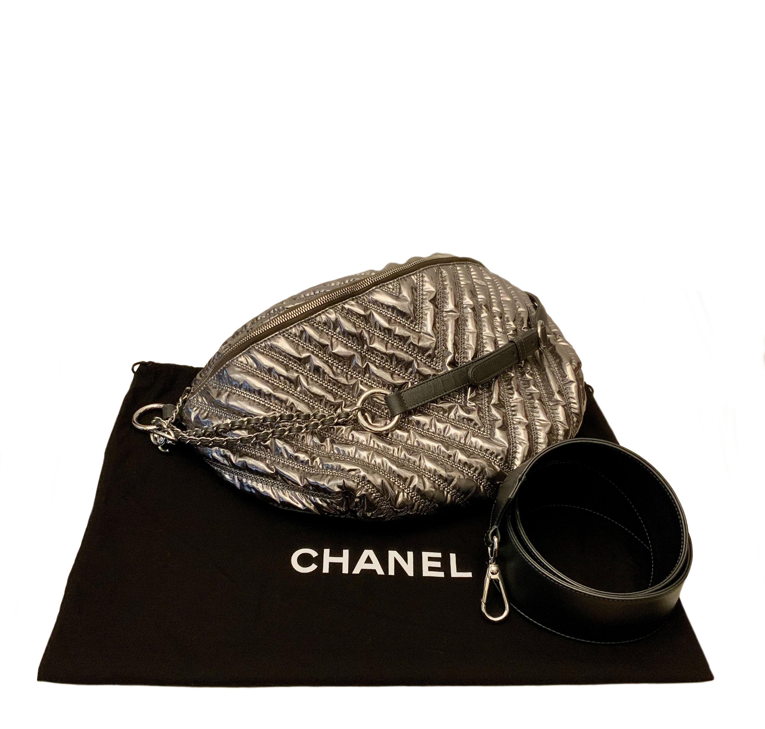 This pre-owned but New oversized waist belt / crossbody bag from Chanel is a runway piece, part of the Fall Winter Collection 2017. It is in a larger size than the boutique ones.
Crafted in a silver metallic lamé fabric in a chevron herringbone
