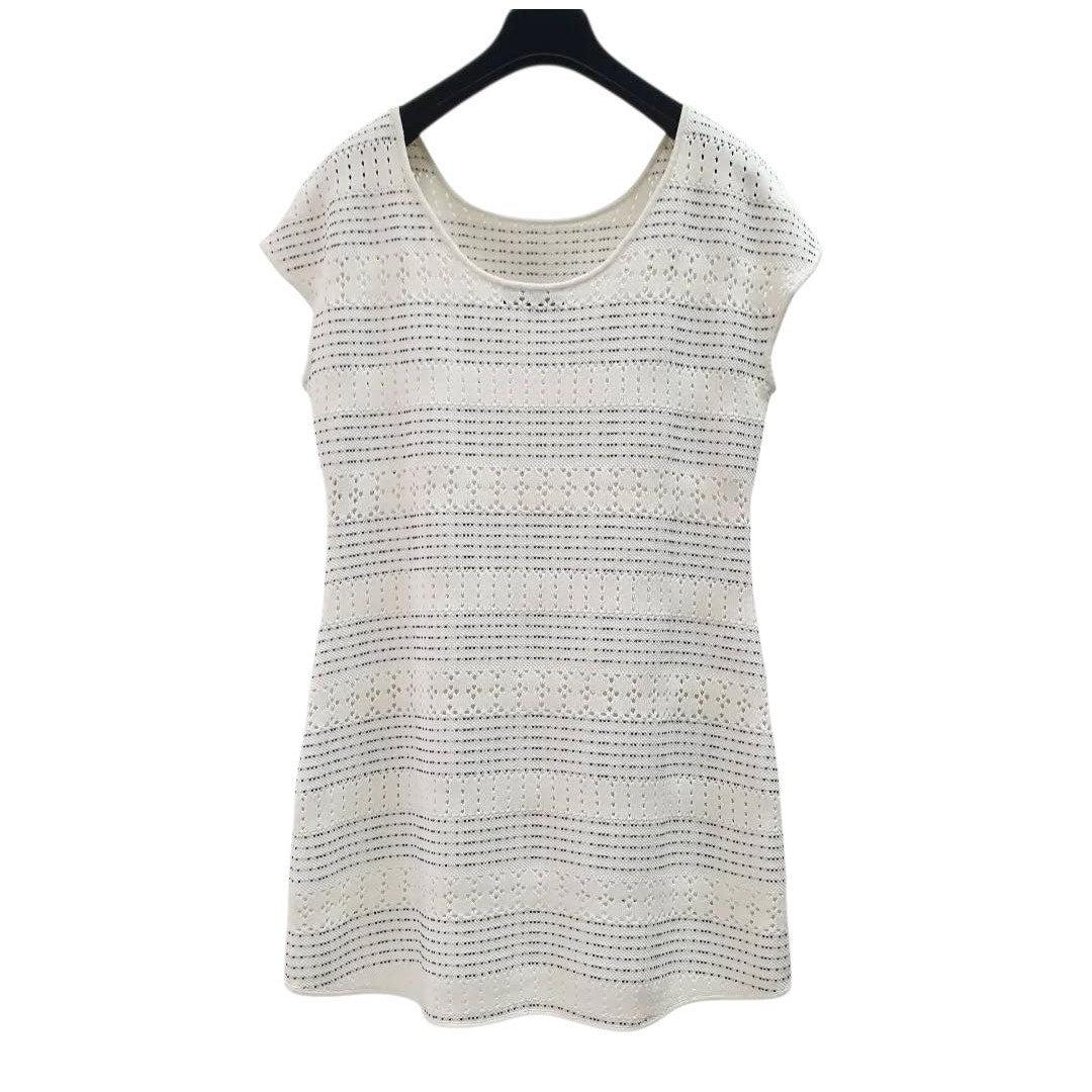 
Dalla Collezione Pre-Spring 2017 di Karl Lagerfeld
Bianco
Pulsanti Gripoix
Manica corta con scollo a bateau
Sz.40
Ottime condizioni.
L'appendino non è incluso
