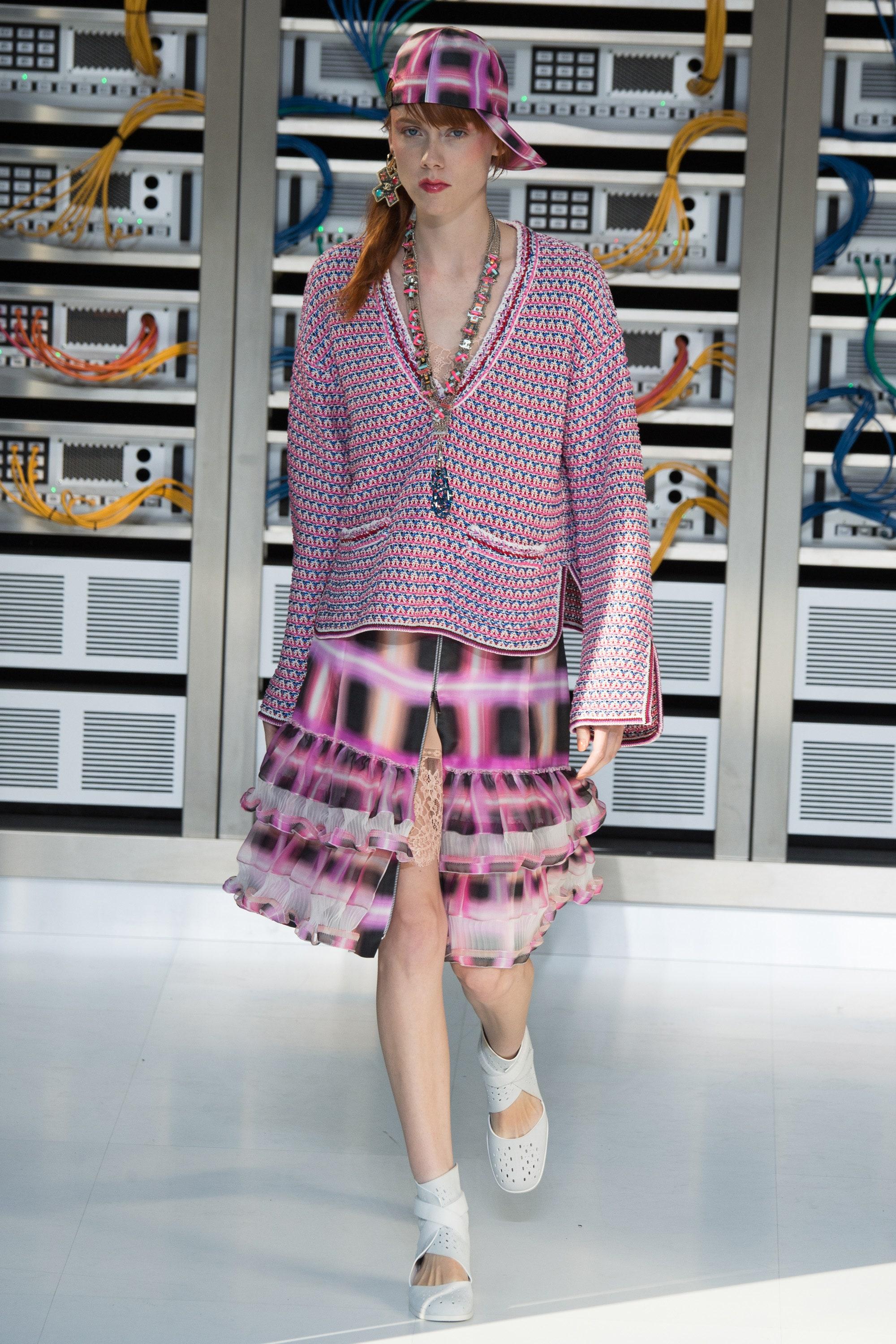 Stunning Chanel pink dress with interwoven green shimmering threads -- from Runway of 2017 Spring Collection.
- CC logo charm at pocket
Size mark 34 FR. Kept unworn.