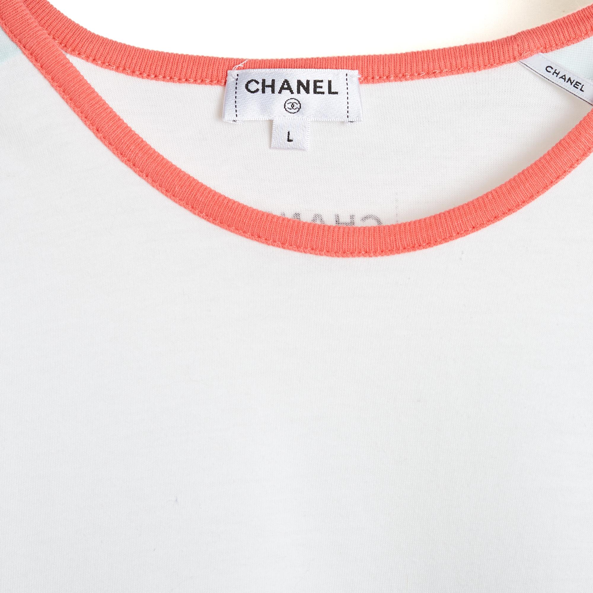 Chanel t-shirt from the 2017 Cruise (or Resort) collection, in white cotton knit with a Coco Cuba themed print, round neck, short raglan sleeves, unlined. Size L, either FR40 or UK12 and US8 or 10: shoulders 40 cm, chest 52 cm, length 64 cm, sleeves