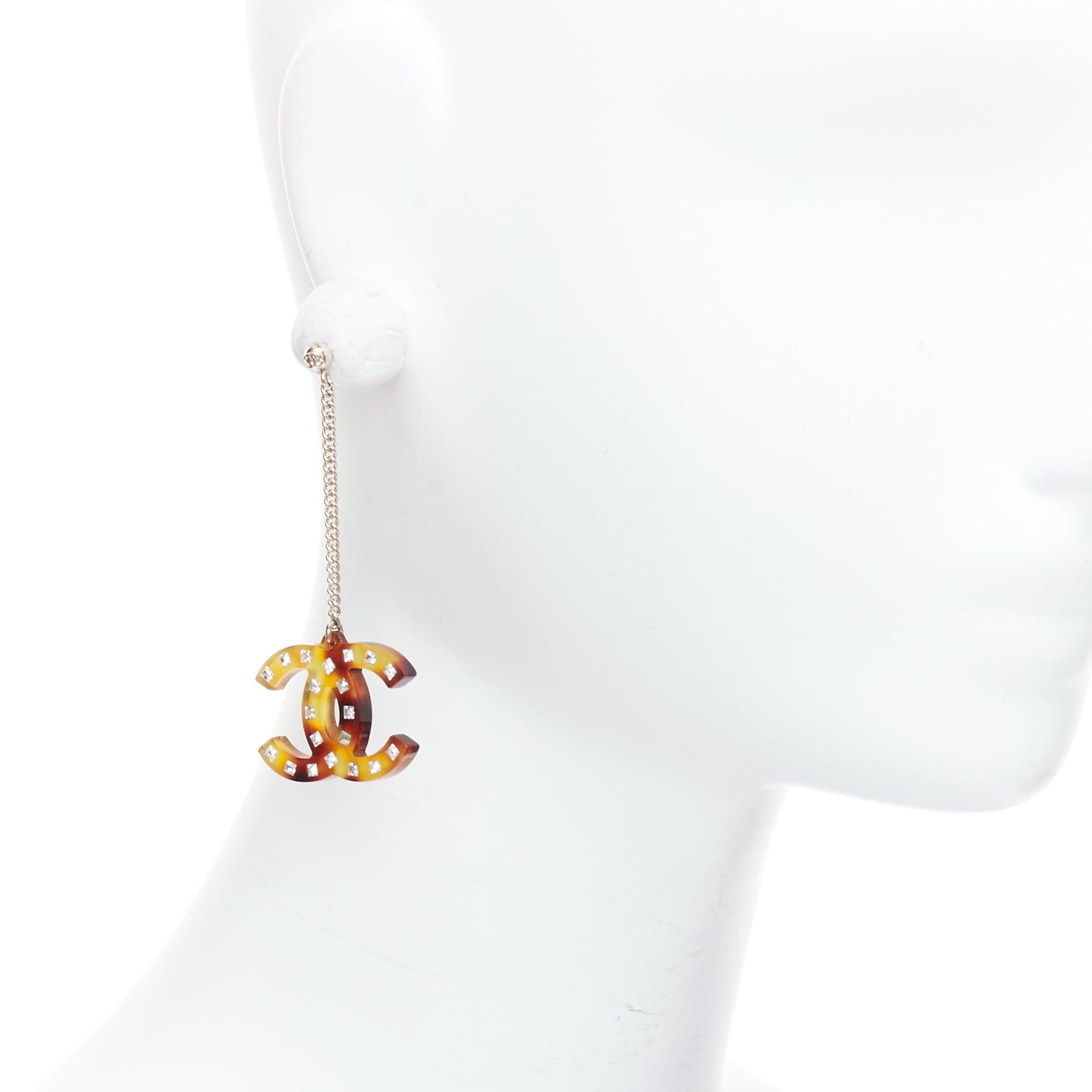 CHANEL 2018 brown tortoise clear resin crystal CC dangling earrings pair
Reference: TGAS/E00308
Brand: Chanel
Designer: Virginie Viard
Collection: 2018
Material: Resin
Color: Brown
Pattern: Crystals
Closure: Pin
Extra Details: Measures