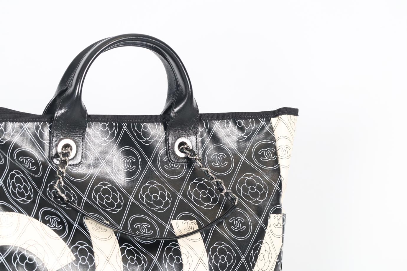 Chanel 2018 Camellia Tote Bag aus beschichtetem Segeltuch und Leder mit Kamelie im Angebot 3