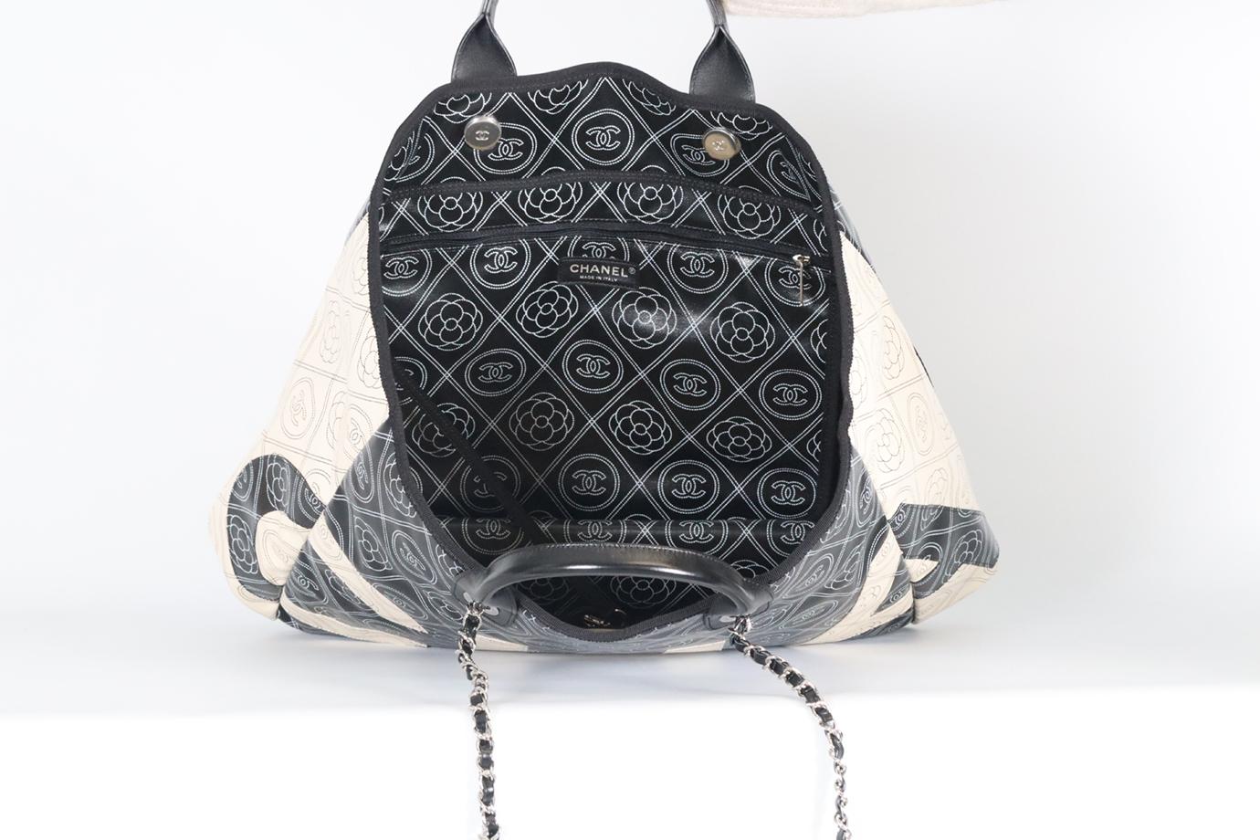 Chanel 2018 Camellia Tote Bag aus beschichtetem Segeltuch und Leder mit Kamelie im Angebot 4
