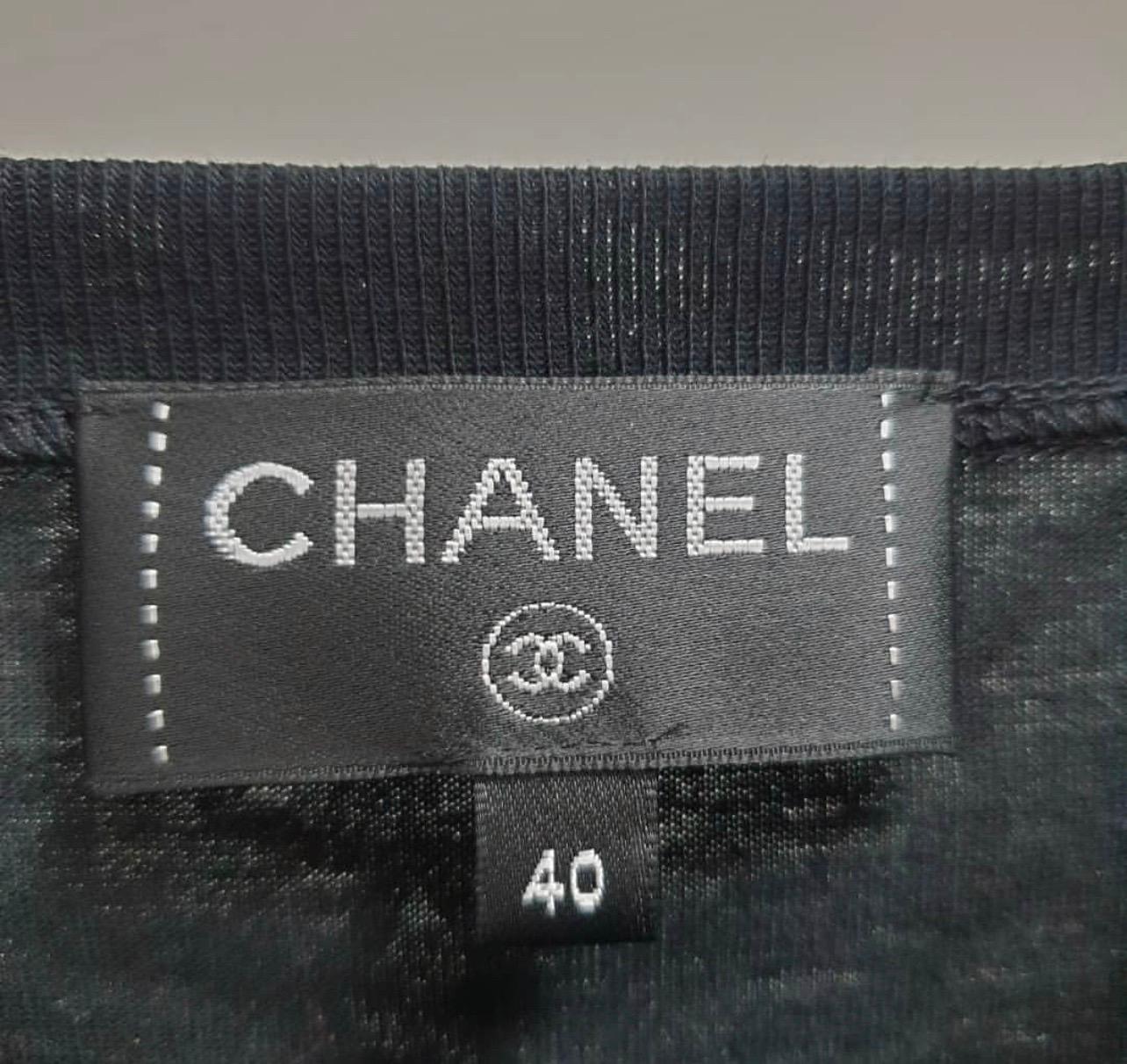 From the Pre-Fall 2018 Collection. 
Black and gold Chanel T-shirt with crew neck, rib knit trim and metallic camellia print throughout
Sz.40
Very good condition.