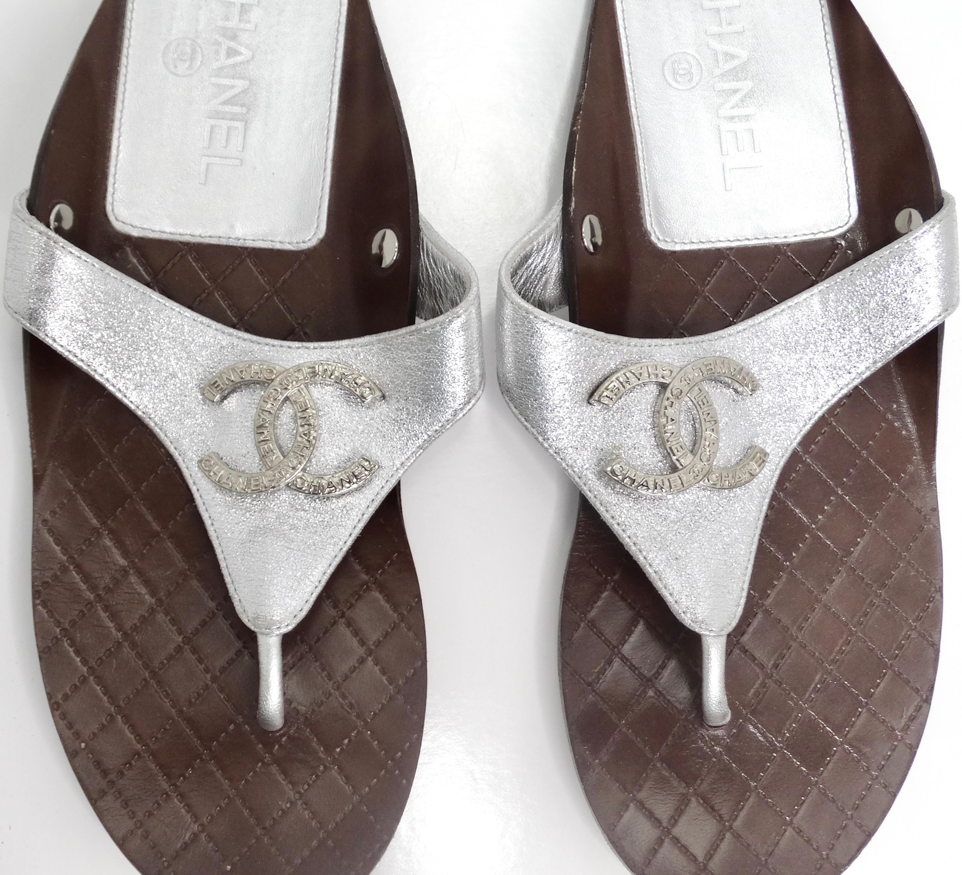 Chanel 2018 CC Silver Leather Sandals In Good Condition For Sale In Scottsdale, AZ