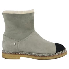 Bottines en daim doublées de peau de mouton avec chaîne Chanel, 2018, Taille Eu 38, Uk 5, US 8