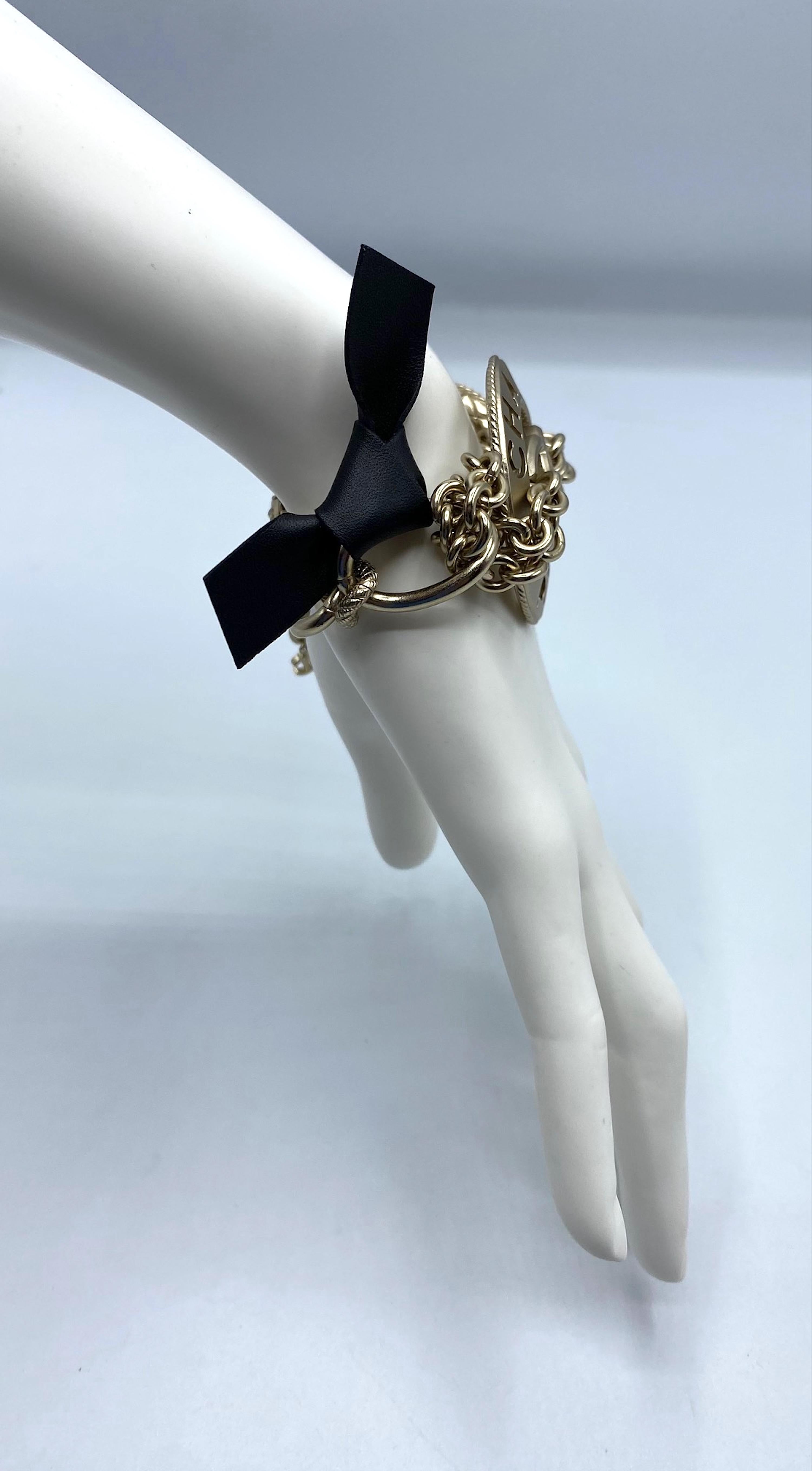 Chanel, bracelet à maillons en or satiné avec logo CC, collection 2018 en vente 6