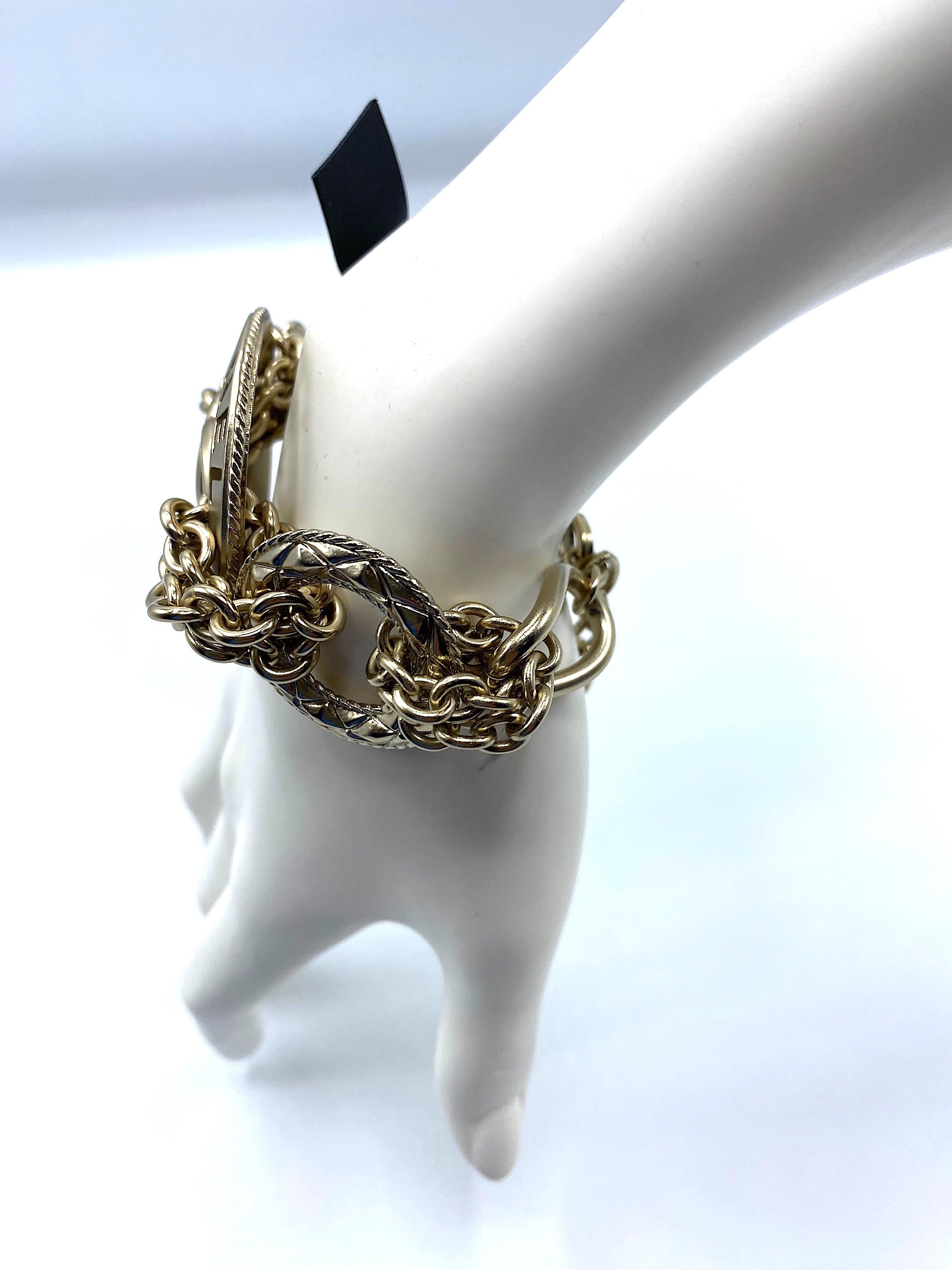 Chanel, bracelet à maillons en or satiné avec logo CC, collection 2018 en vente 7