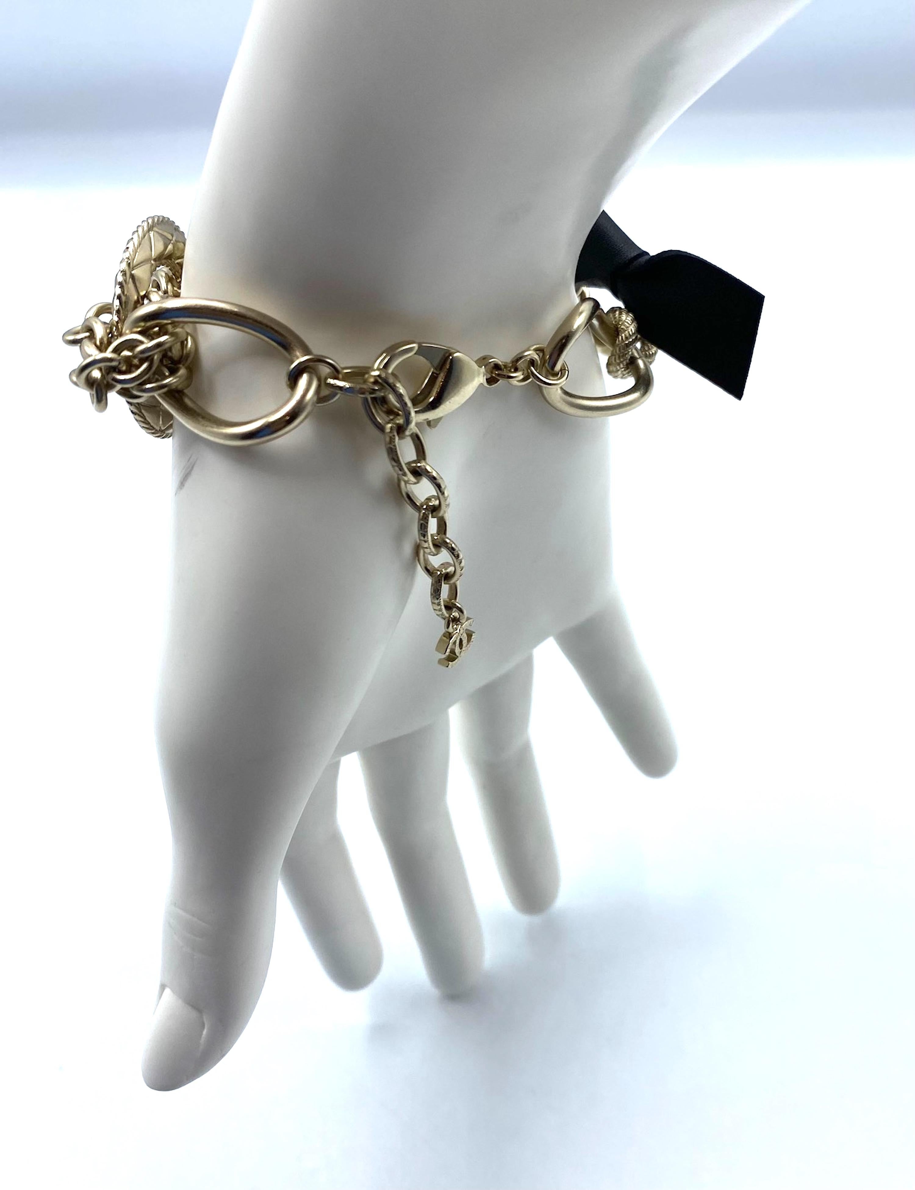 Chanel, bracelet à maillons en or satiné avec logo CC, collection 2018 en vente 8