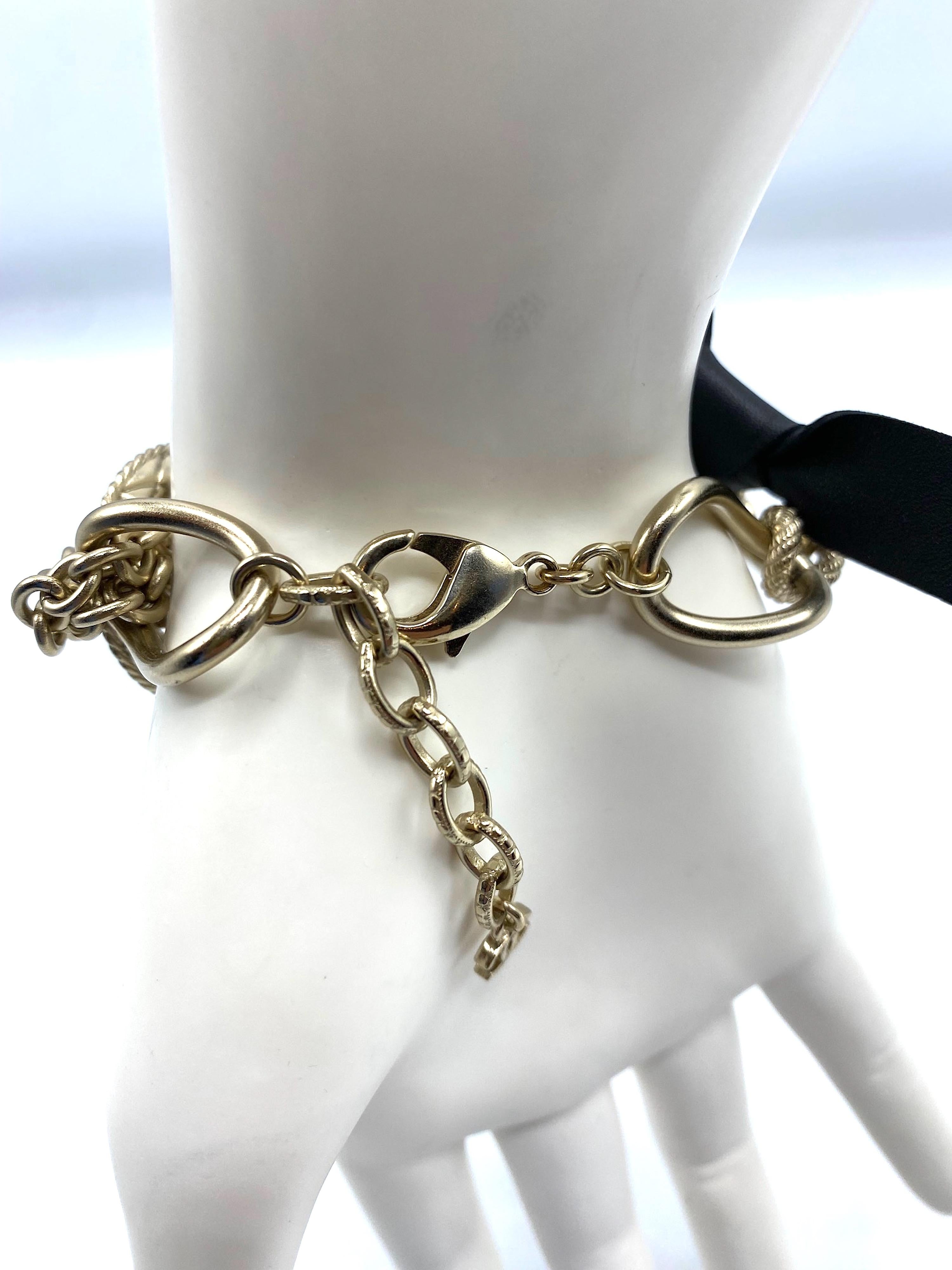 Chanel, bracelet à maillons en or satiné avec logo CC, collection 2018 en vente 9