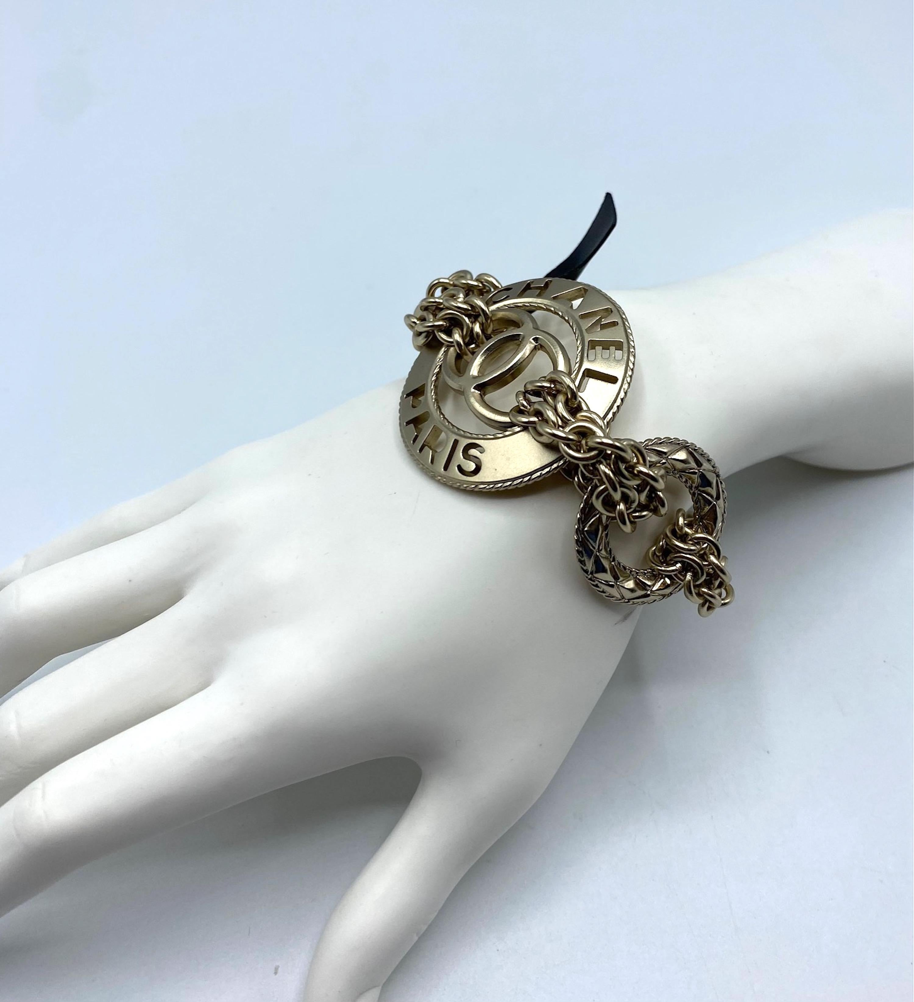 Chanel, bracelet à maillons en or satiné avec logo CC, collection 2018 en vente 11