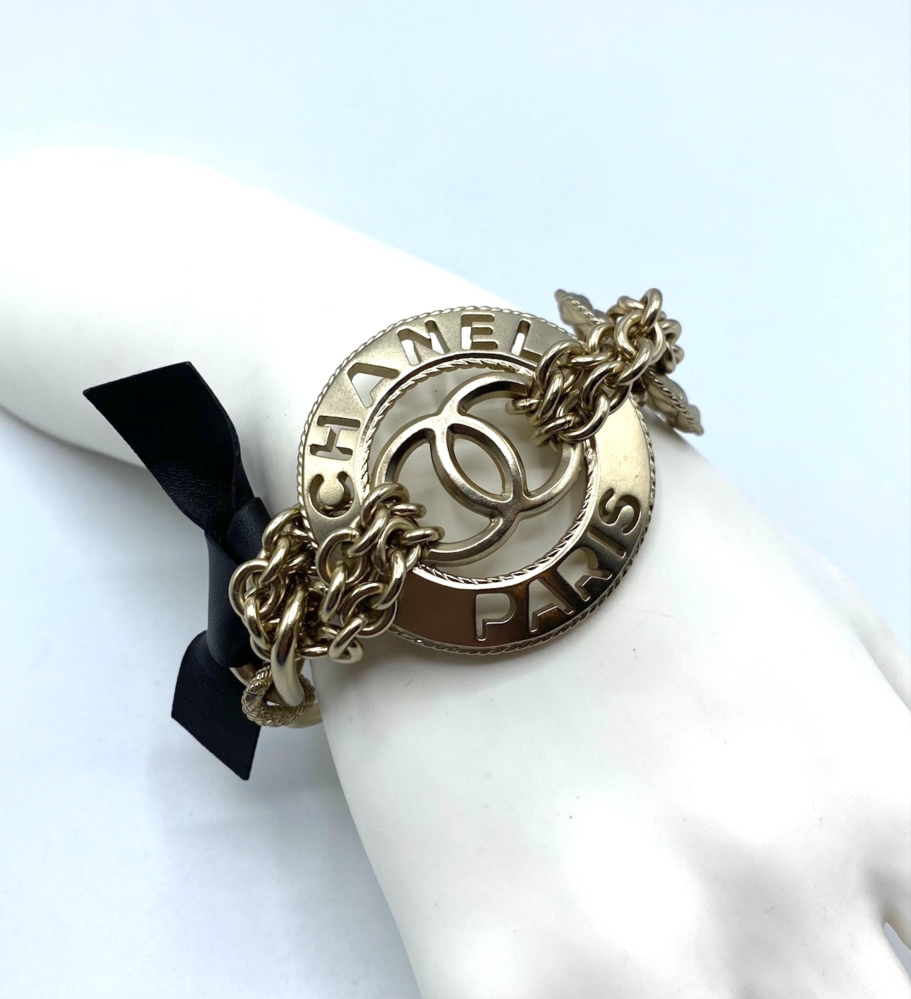 Chanel, bracelet à maillons en or satiné avec logo CC, collection 2018 en vente 12