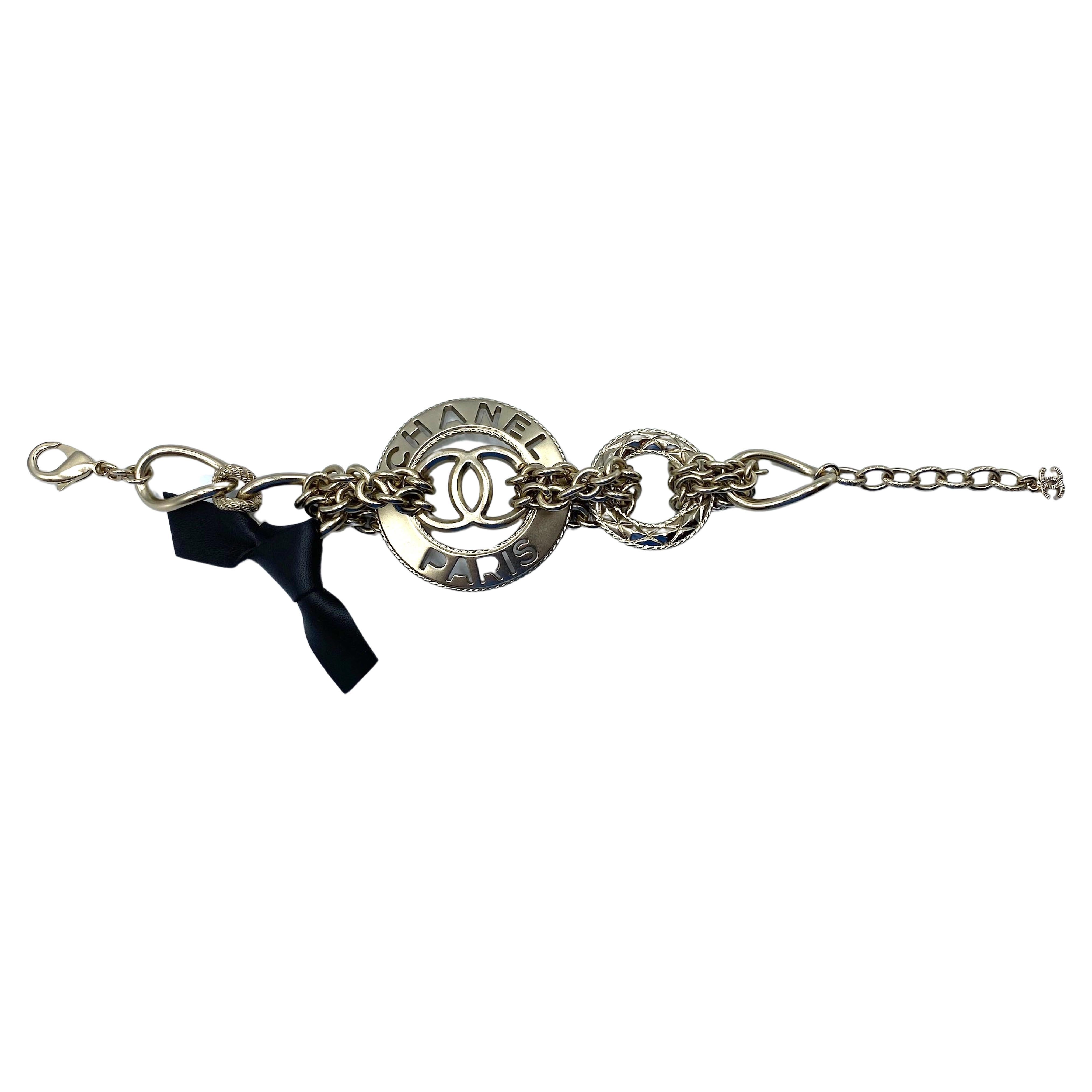 Chanel, bracelet à maillons en or satiné avec logo CC, collection 2018 Bon état - En vente à New York, NY