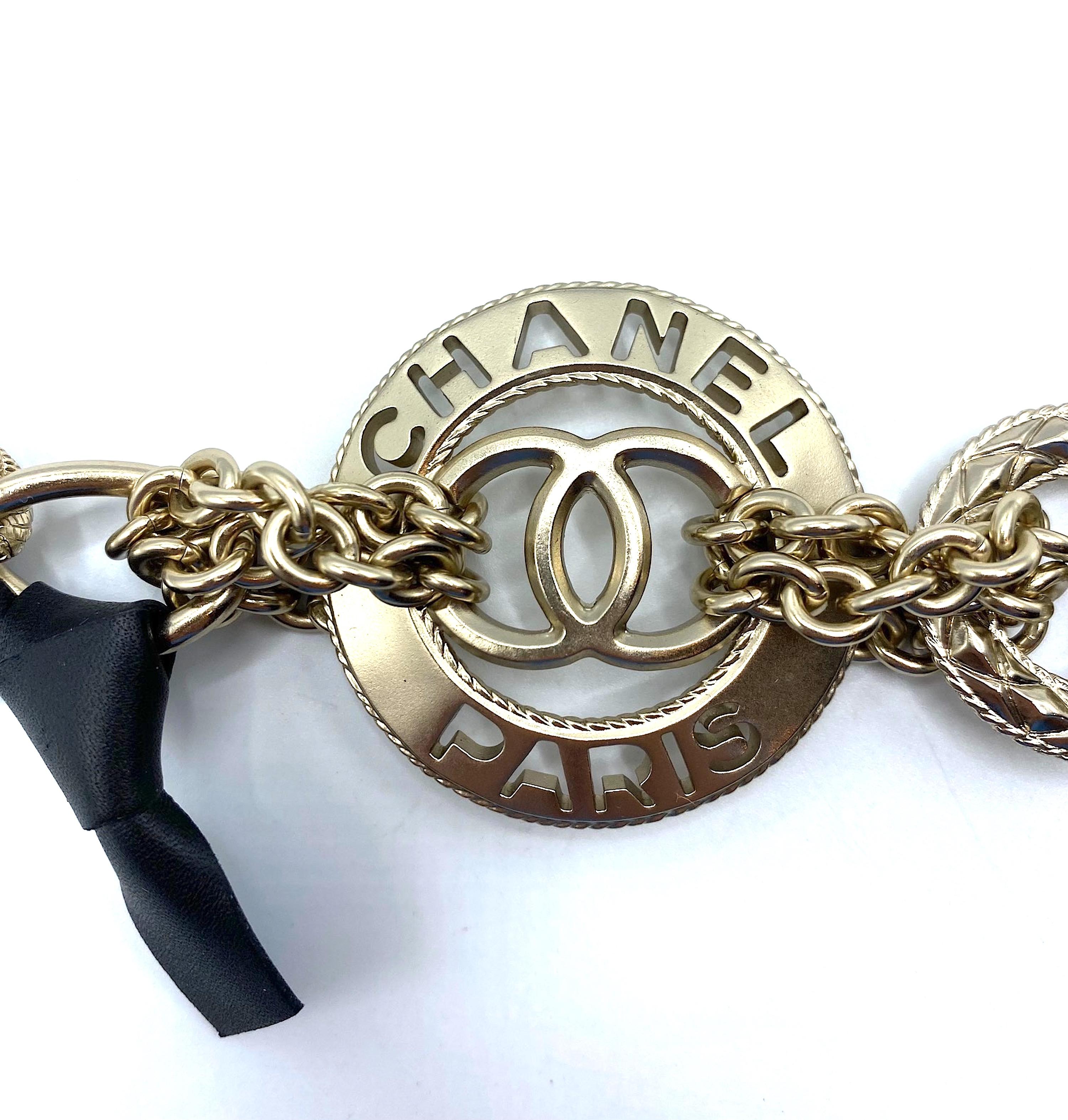 Chanel, bracelet à maillons en or satiné avec logo CC, collection 2018 Unisexe en vente