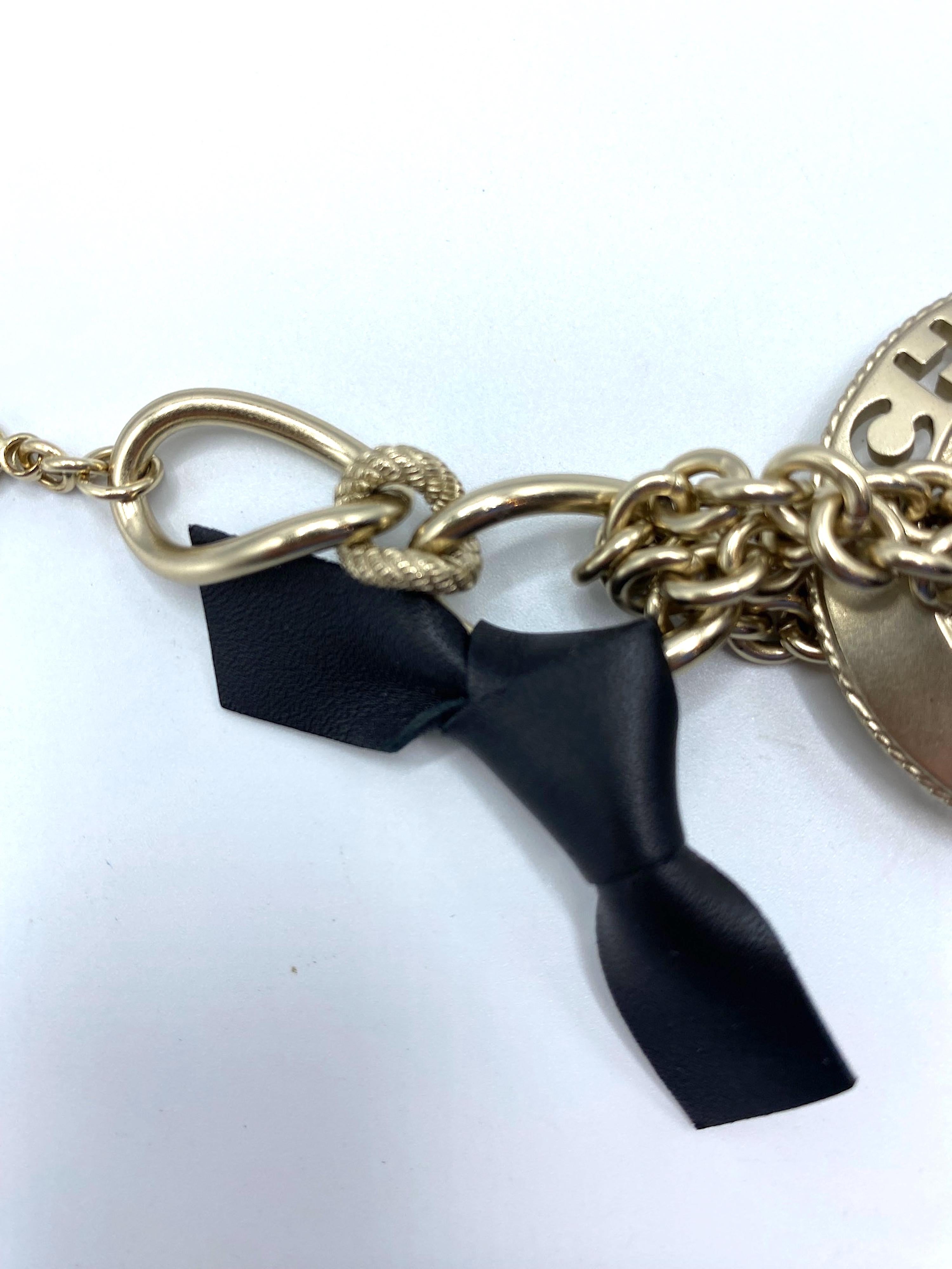 Chanel, bracelet à maillons en or satiné avec logo CC, collection 2018 en vente 1