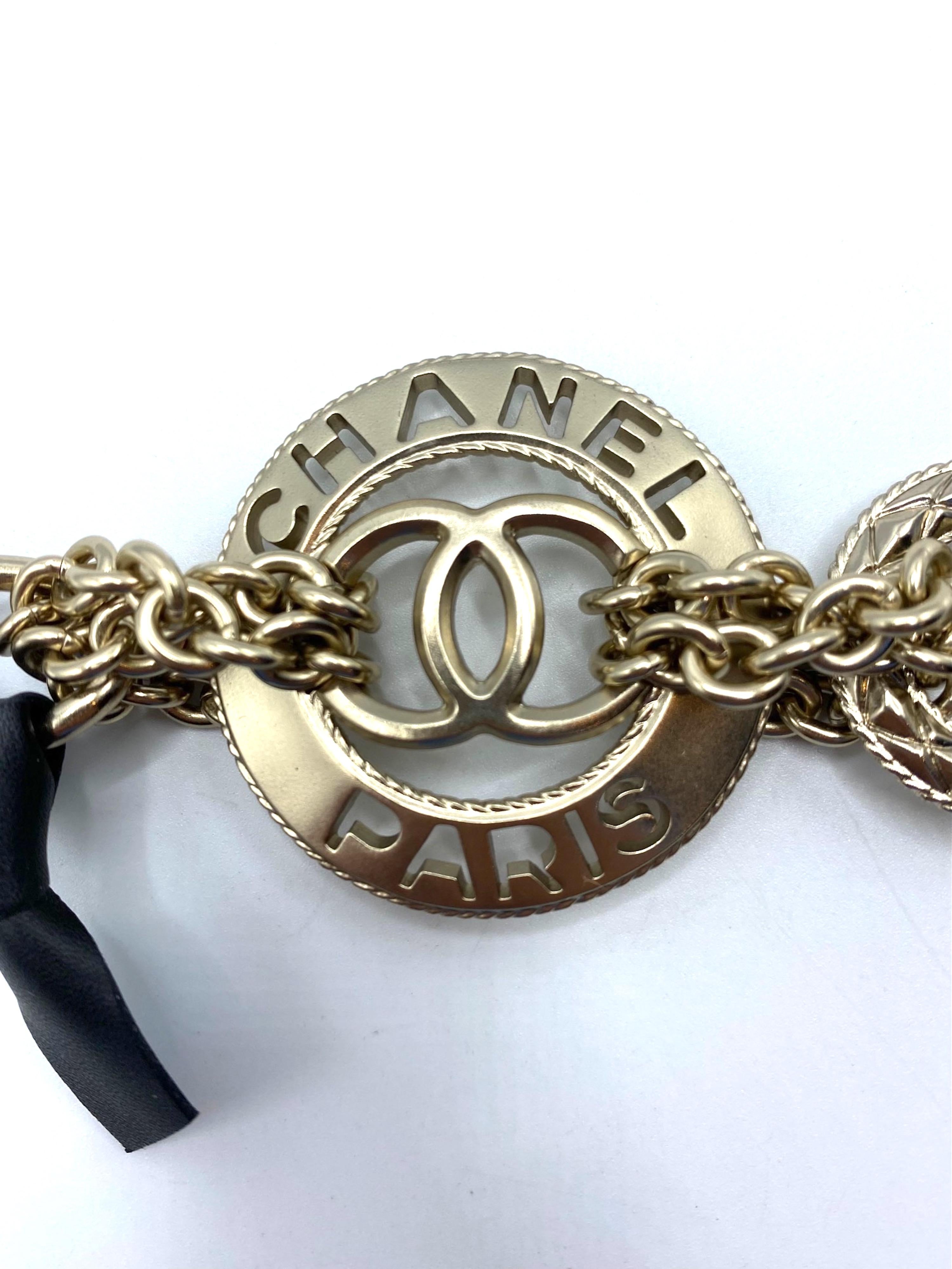 Chanel, bracelet à maillons en or satiné avec logo CC, collection 2018 en vente 2