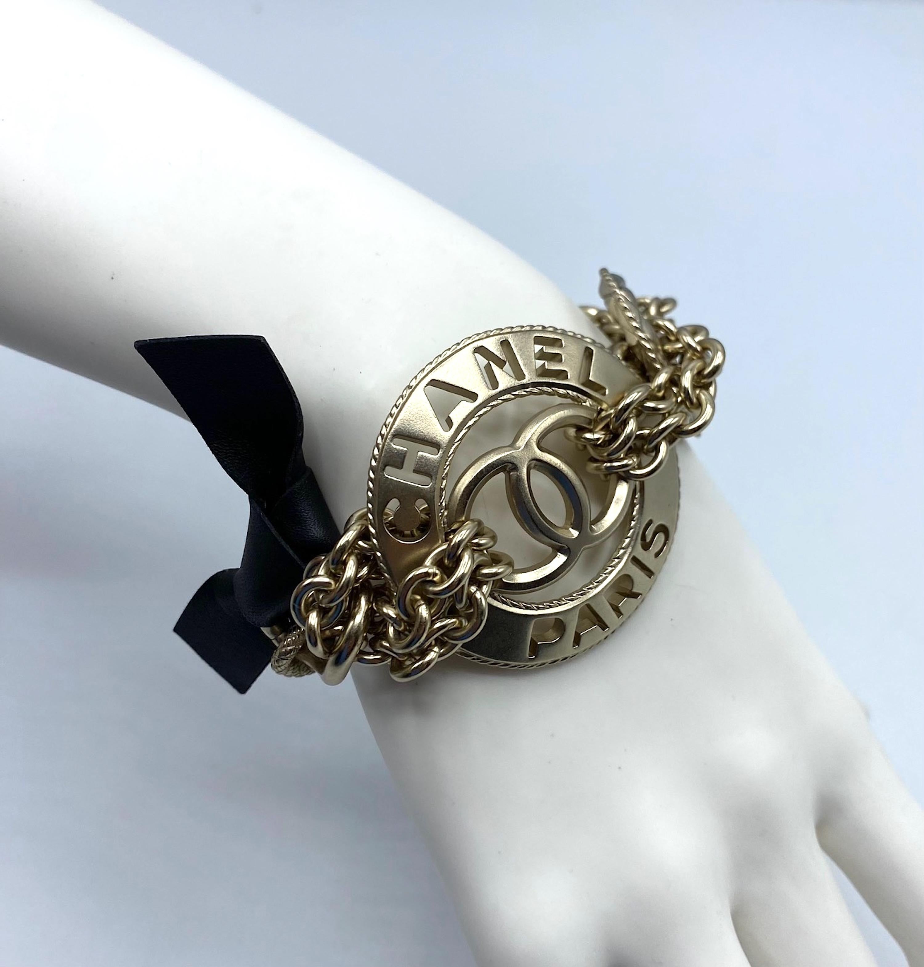 Chanel, bracelet à maillons en or satiné avec logo CC, collection 2018 en vente 3