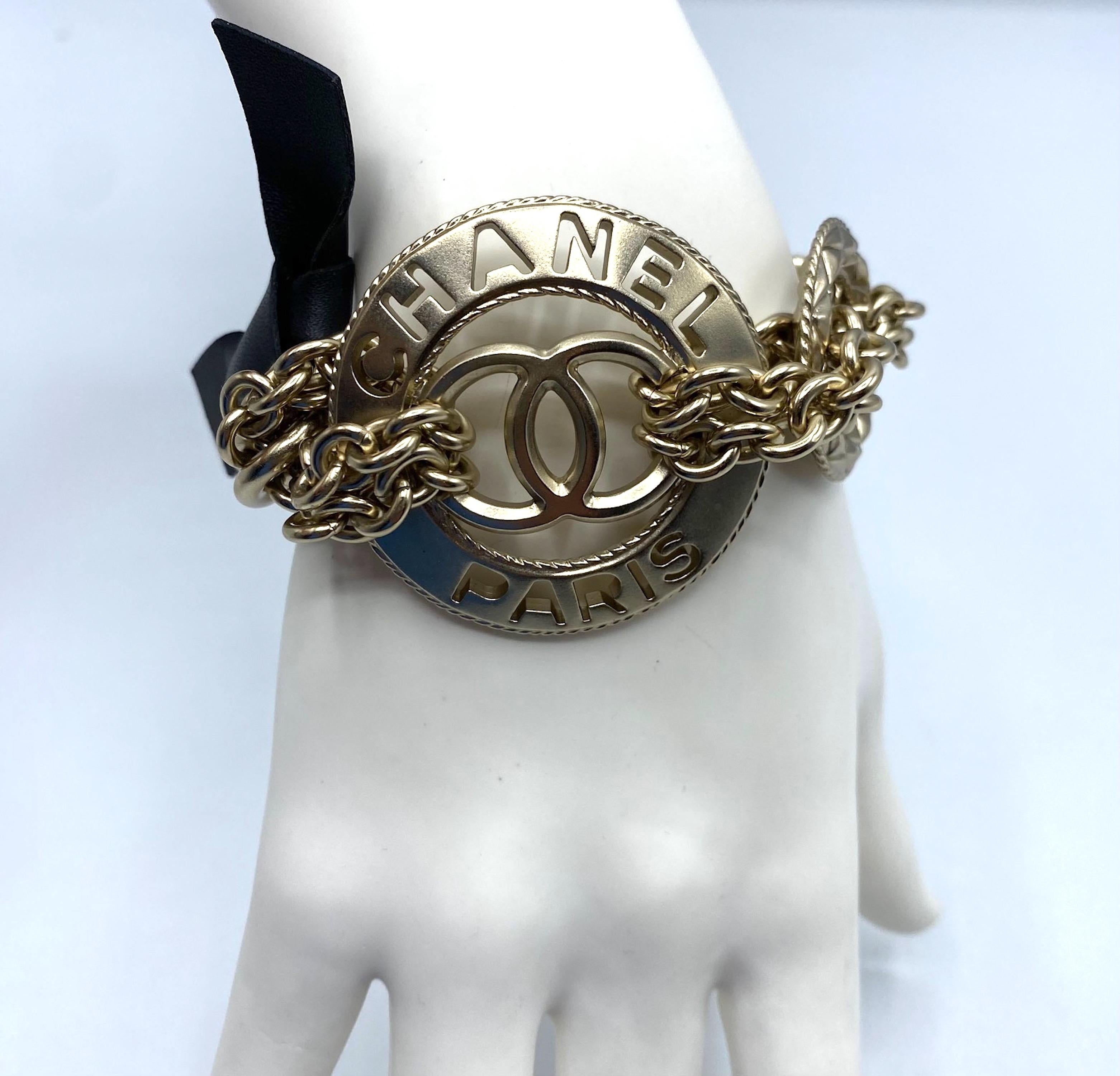 Chanel, bracelet à maillons en or satiné avec logo CC, collection 2018 en vente 4