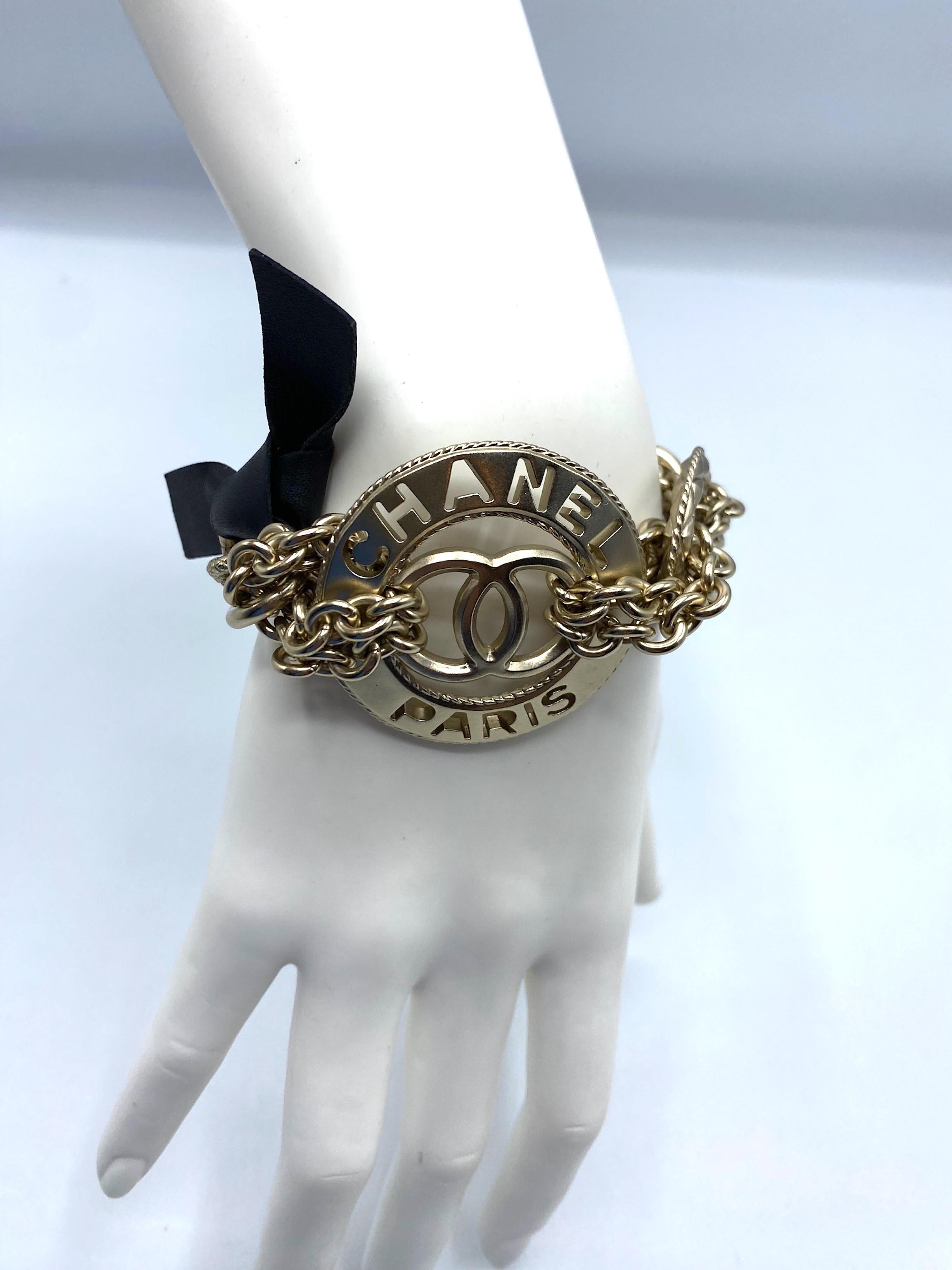 Chanel, bracelet à maillons en or satiné avec logo CC, collection 2018 en vente 5