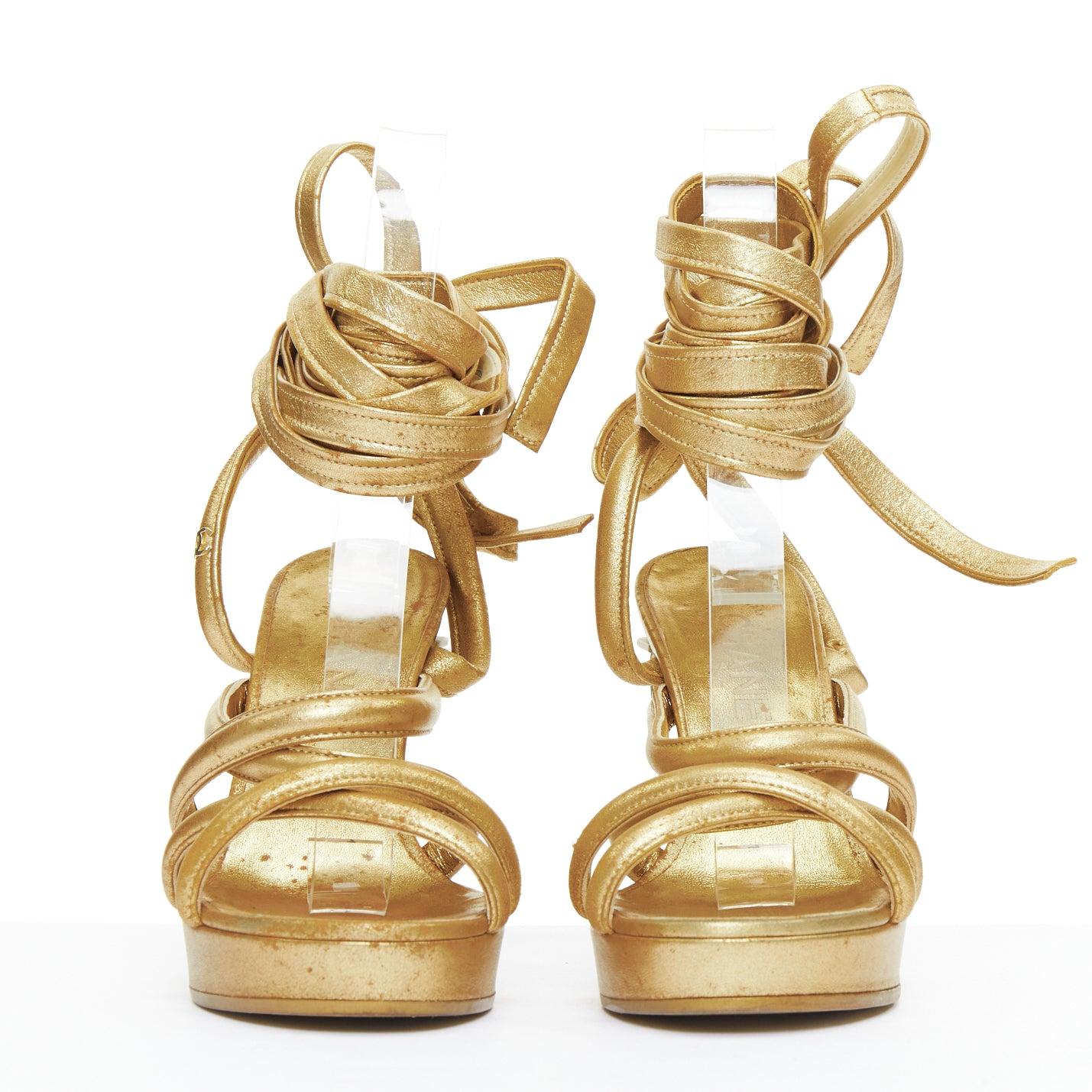 CHANEL 2018 gold Leder römische Säulen architektonische Gladiatorensandalen EU36 (Gold) im Angebot