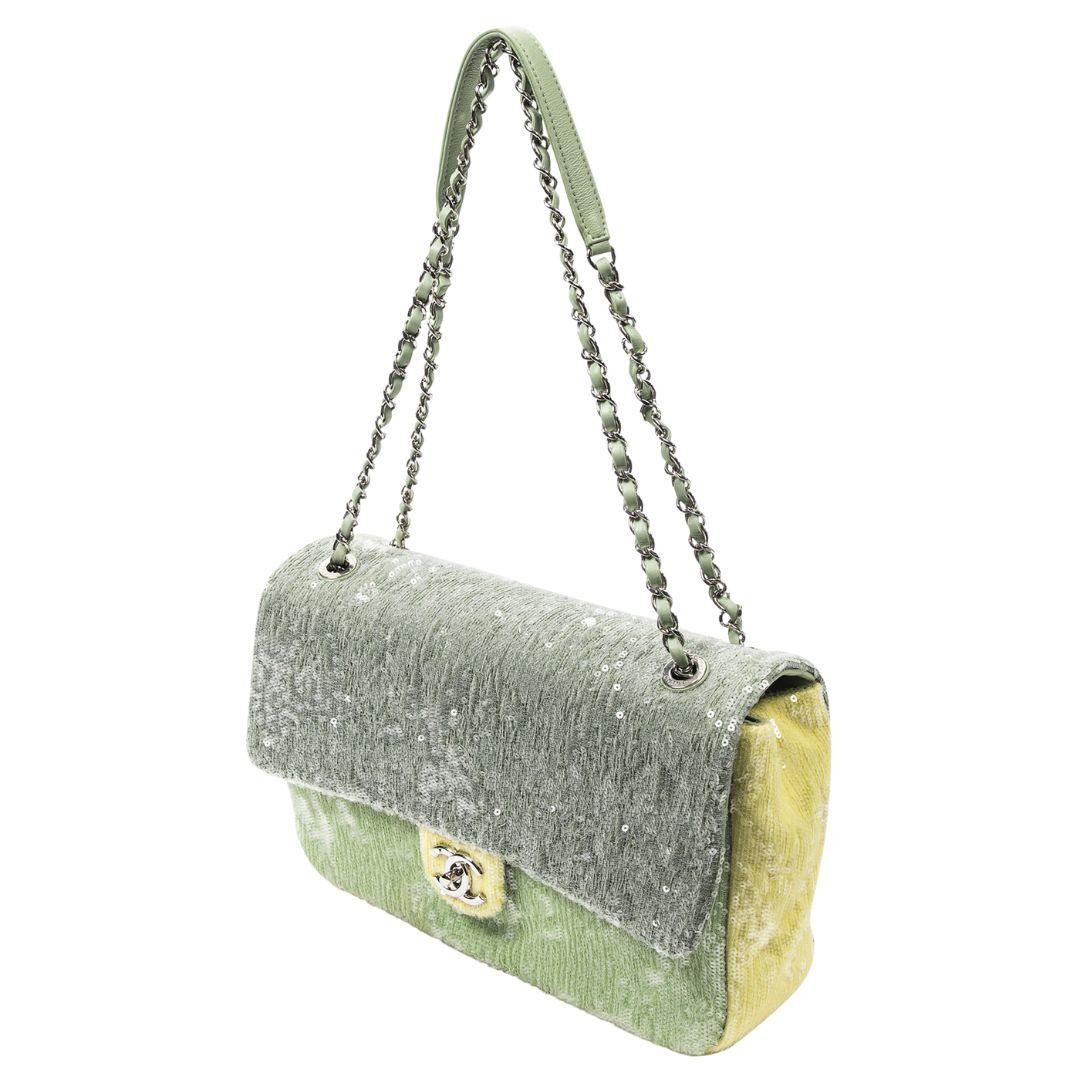 Make a dazzling statement with Chanel's green sequin flap bag, adorned with silver hardware and a signature CC turnlock. A zippered pocket within the leather interior ensures your essentials stay secure in sparkling style.

SPECIFICS
• Length:
