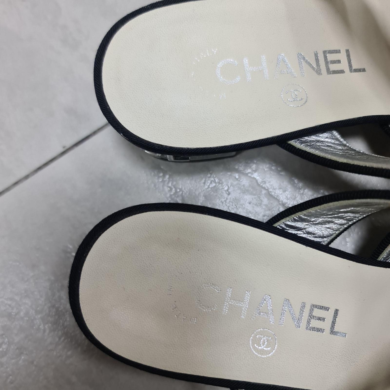 Chanel 2018 Ineinandergreifende CC Logo Sandalen Mules im Angebot 6
