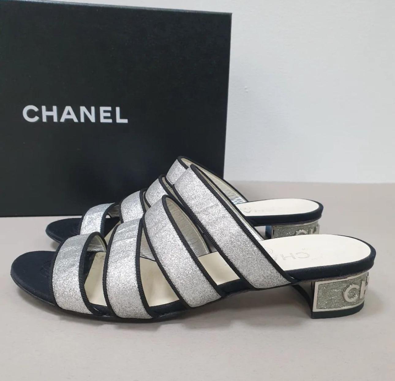 Chanel 2018 Ineinandergreifende CC Logo Sandalen Mules im Zustand „Gut“ im Angebot in Krakow, PL
