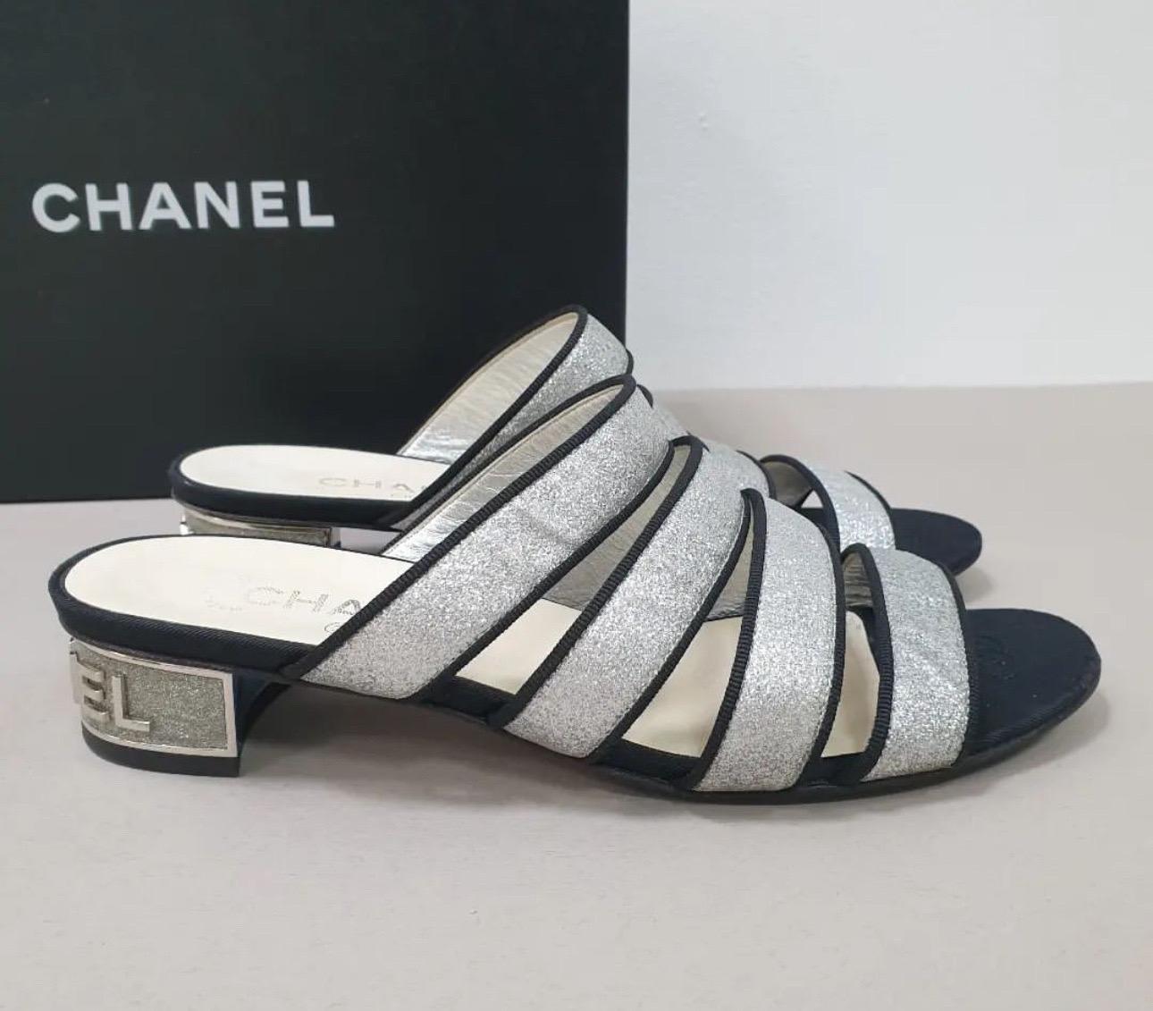 Chanel 2018 Ineinandergreifende CC Logo Sandalen Mules Damen im Angebot
