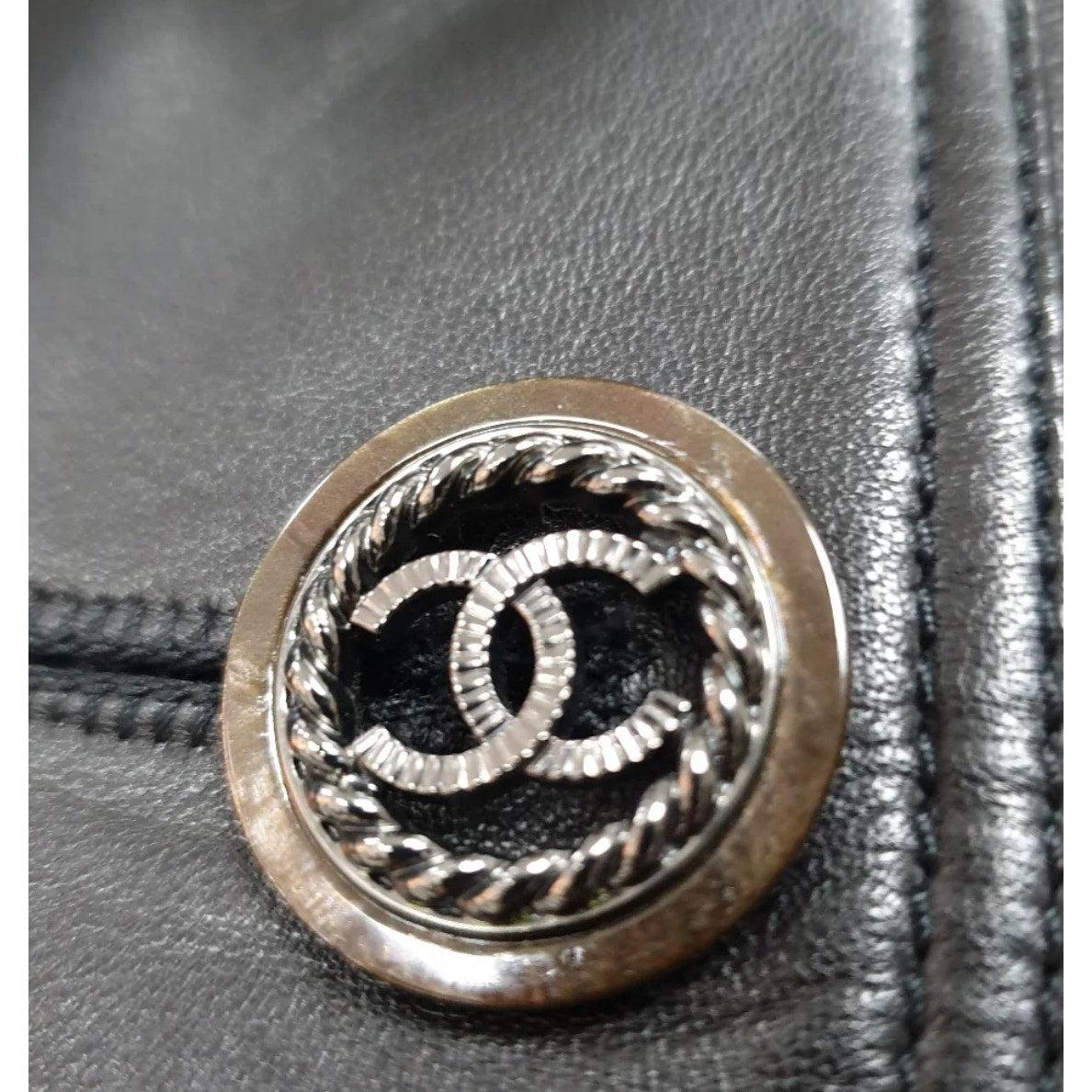 Absolut atemberaubende Chanel Lammfell-Bikerjacke aus der Spring/Summer 2018 Collection von Karl Lagerfeld! Diese Jacke ist ein zeitloses Stück, das Luxus und Stil ausstrahlt.

Merkmale:
- Marke: Chanel
- Collection'S: Frühjahr/Sommer 2018
-