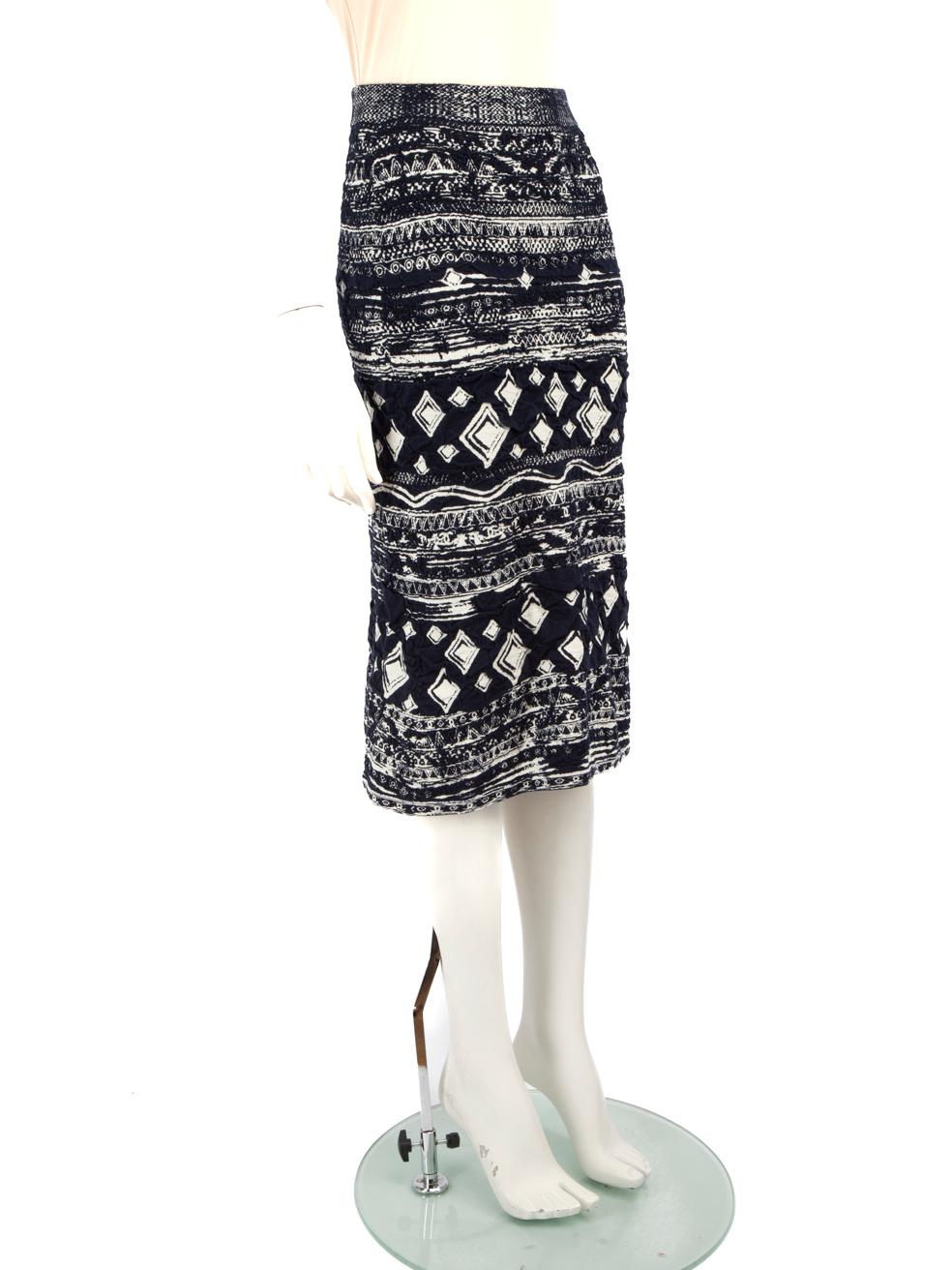 L'ÉTAT est très bon. L'usure de la jupe est minime. Ternissement de la fermeture éclair de cet article de revente d'occasion de Chanel.
 
 
 
 Détails
 
 
 2018
 
 Marine
 
 Coton
 
 Jupe
 
 Motif abstrait
 
 Extensible
 
 Ceinture élastiquée
 
