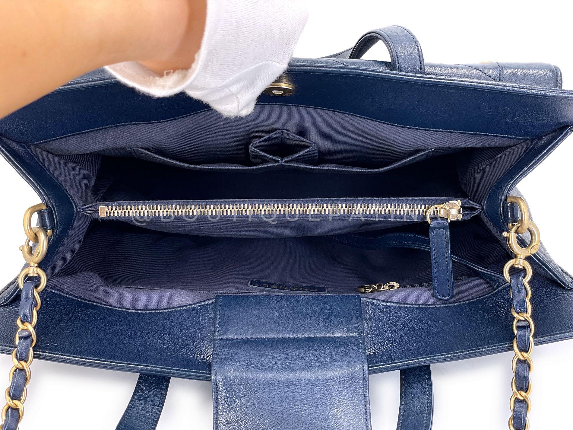 Sac fourre-tout convertible à chevrons inversés bleu marine Chanel 2018 GHW 68549 en vente 5