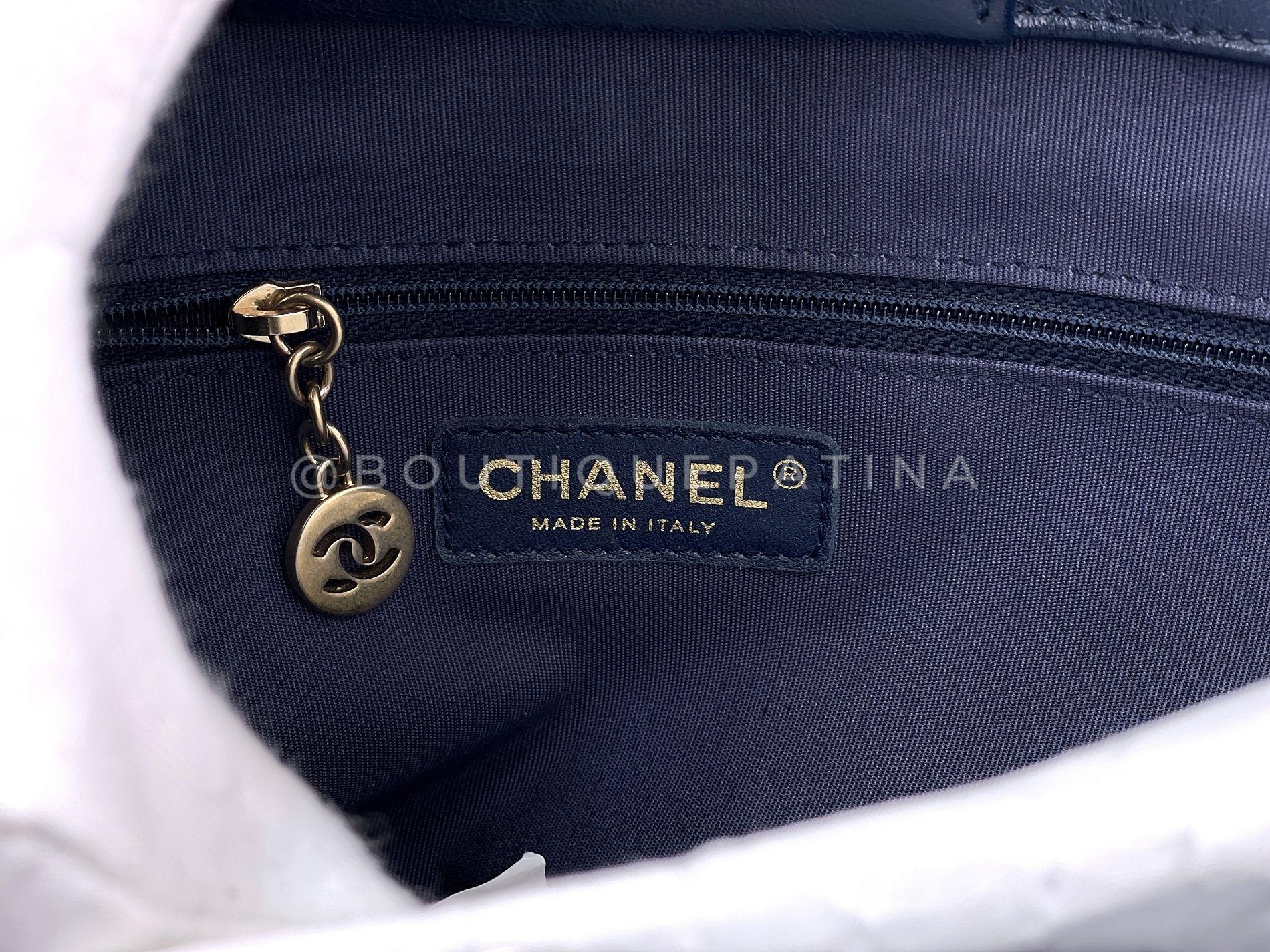 Sac fourre-tout convertible à chevrons inversés bleu marine Chanel 2018 GHW 68549 en vente 6