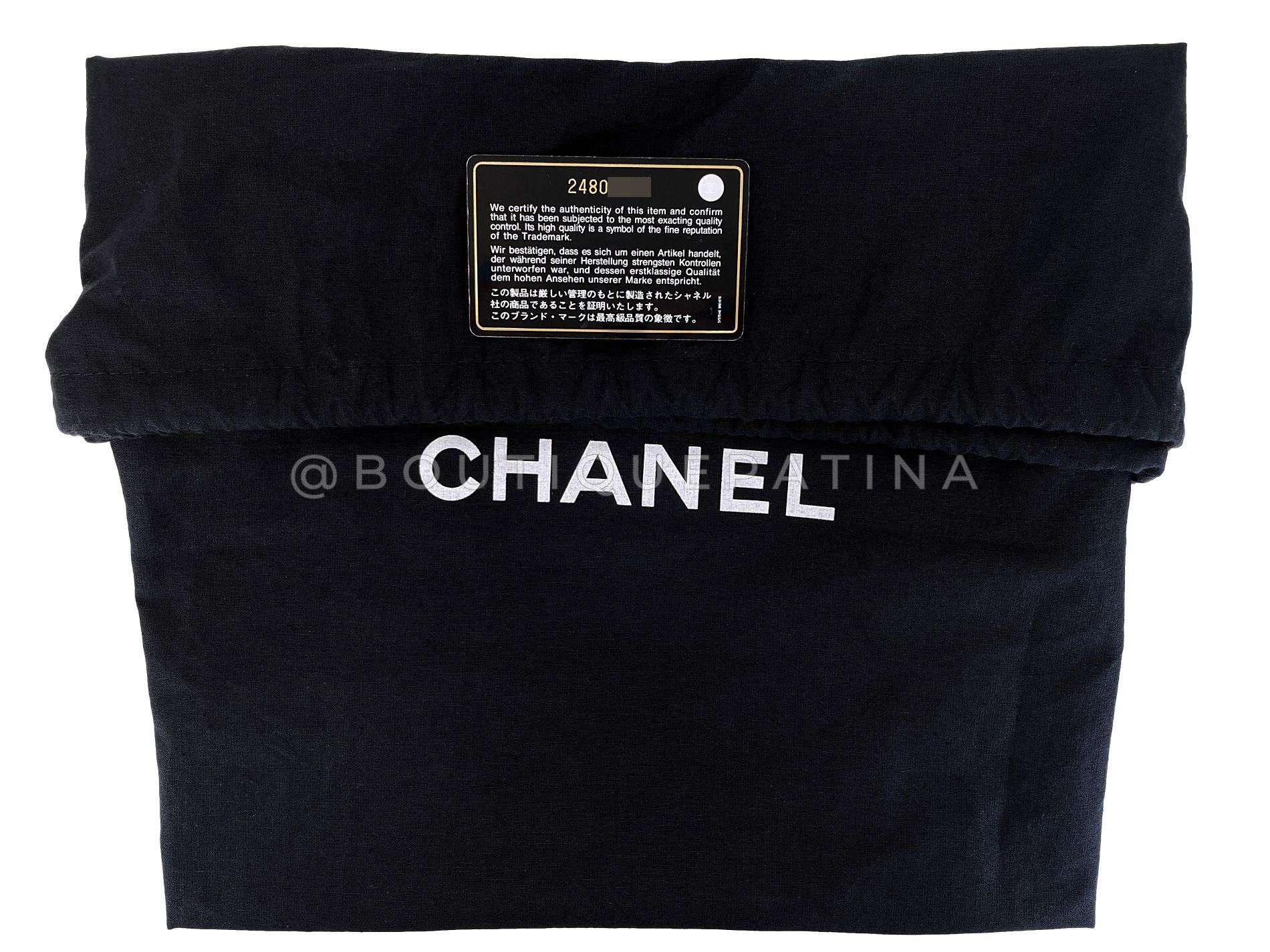 Sac fourre-tout convertible à chevrons inversés bleu marine Chanel 2018 GHW 68549 en vente 8