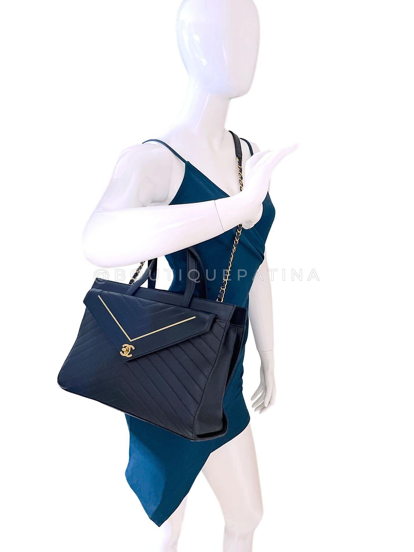Sac fourre-tout convertible à chevrons inversés bleu marine Chanel 2018 GHW 68549 en vente 9