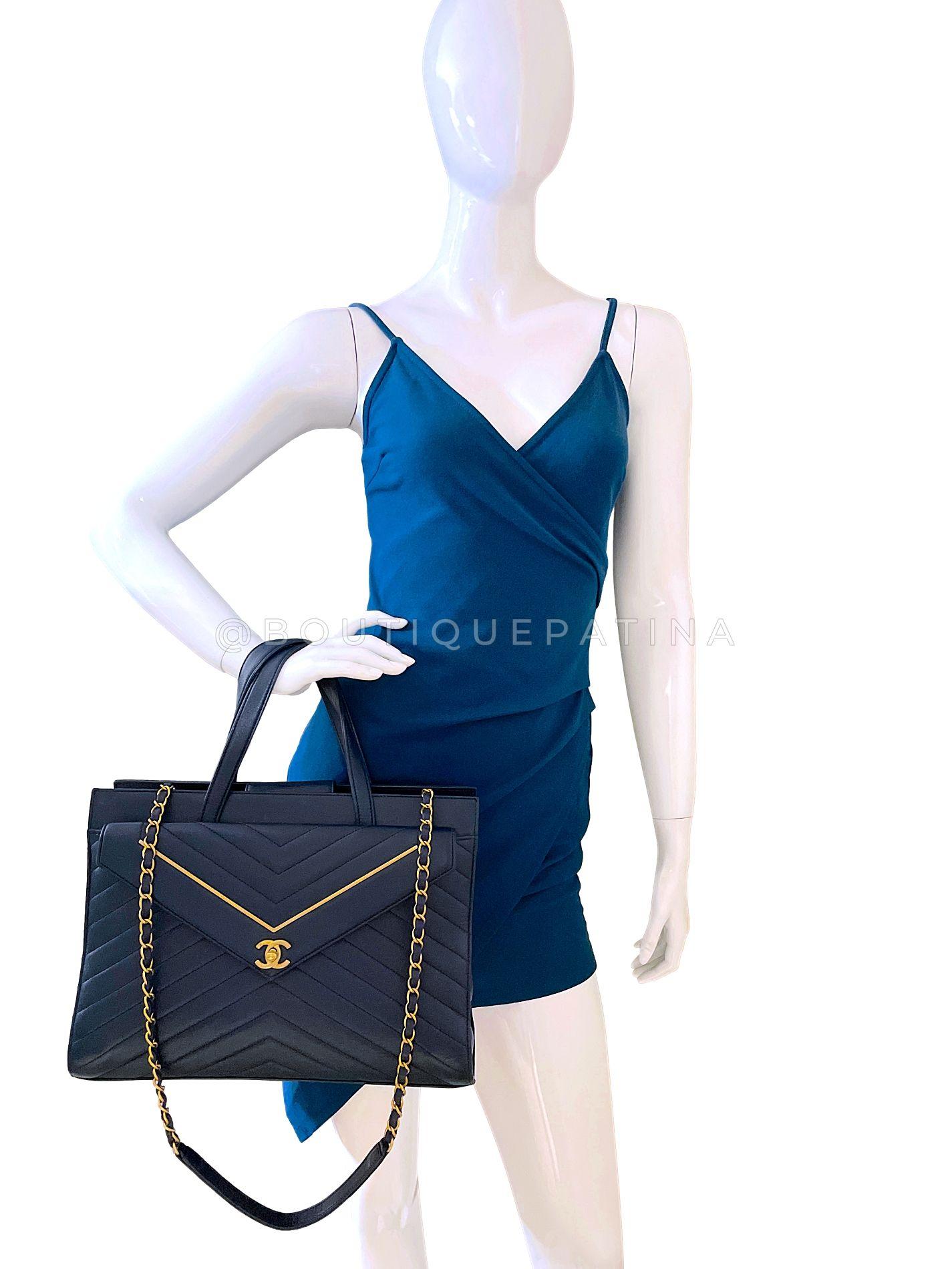 Sac fourre-tout convertible à chevrons inversés bleu marine Chanel 2018 GHW 68549 en vente 10