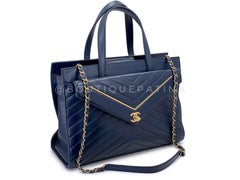 Sac fourre-tout convertible à chevrons inversés bleu marine Chanel 2018 GHW 68549