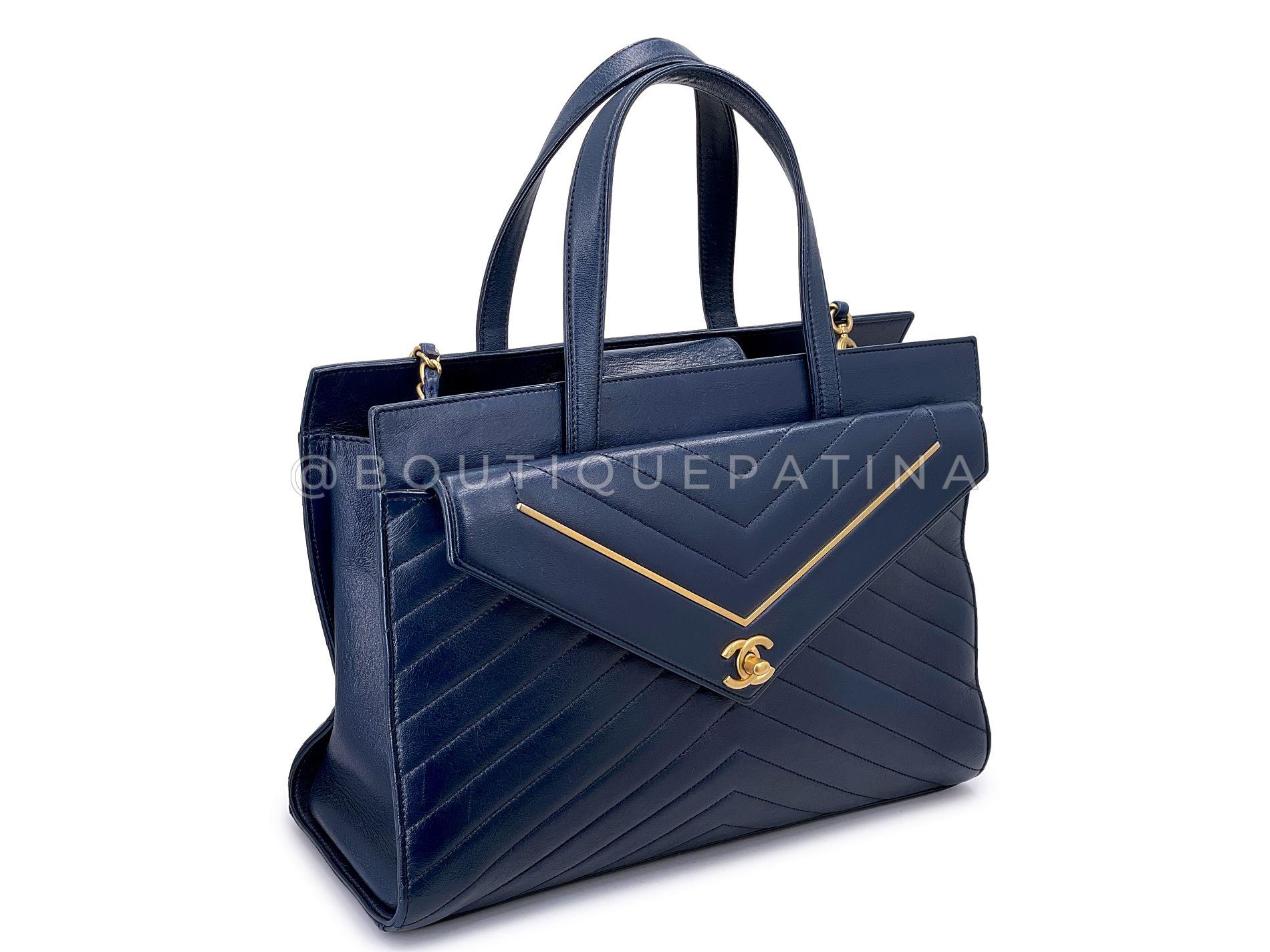 Noir Sac fourre-tout convertible à chevrons inversés bleu marine Chanel 2018 GHW 68549 en vente